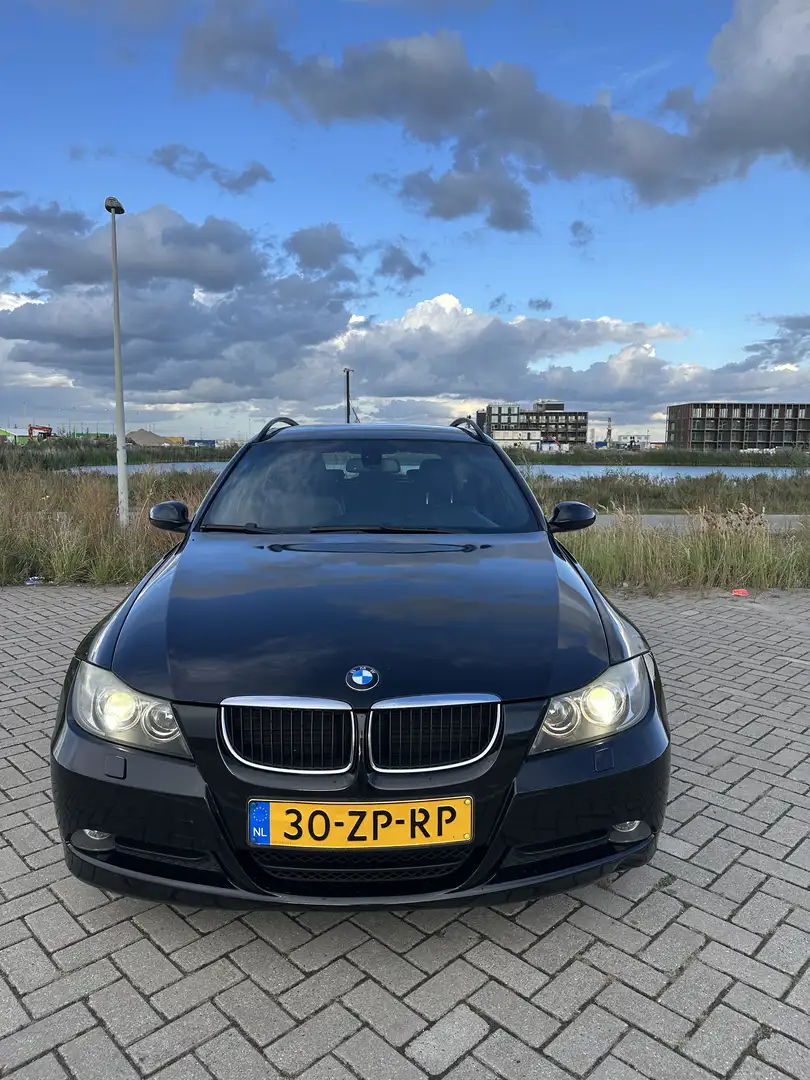 BMW 330 320i High Executive Zwart - 1