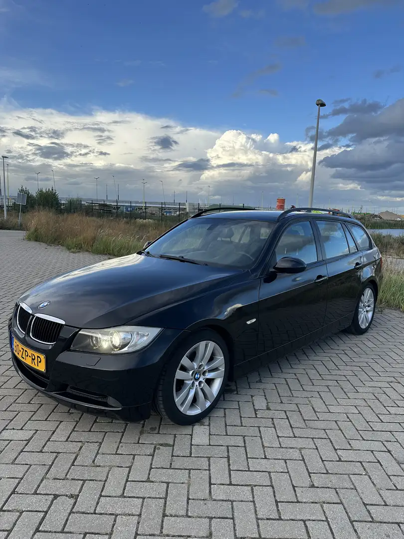 BMW 330 320i High Executive Zwart - 2