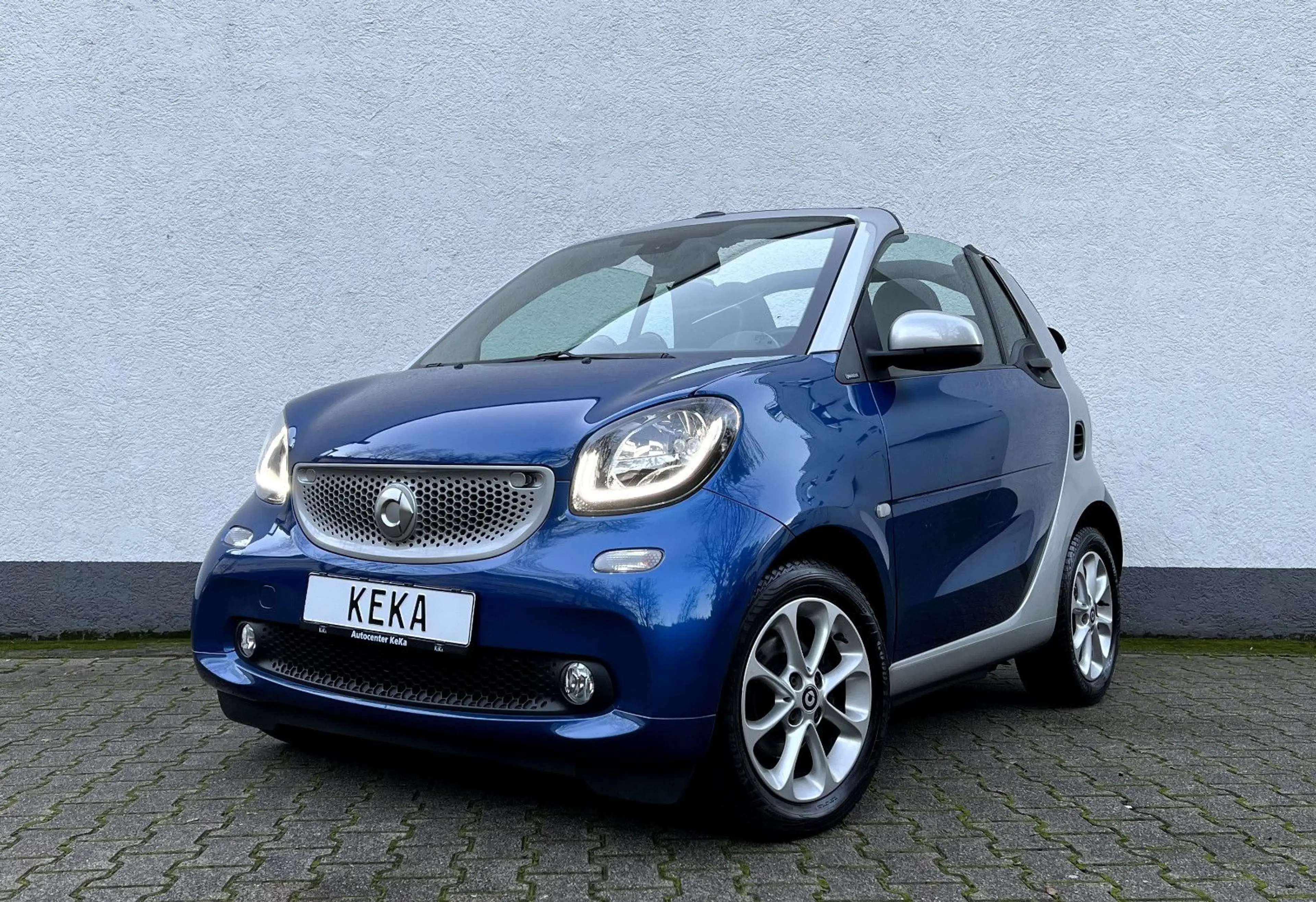 smart forTwo Cabrio TURBO DCT MIDNIGHT BLUE & SILVER TOP!
