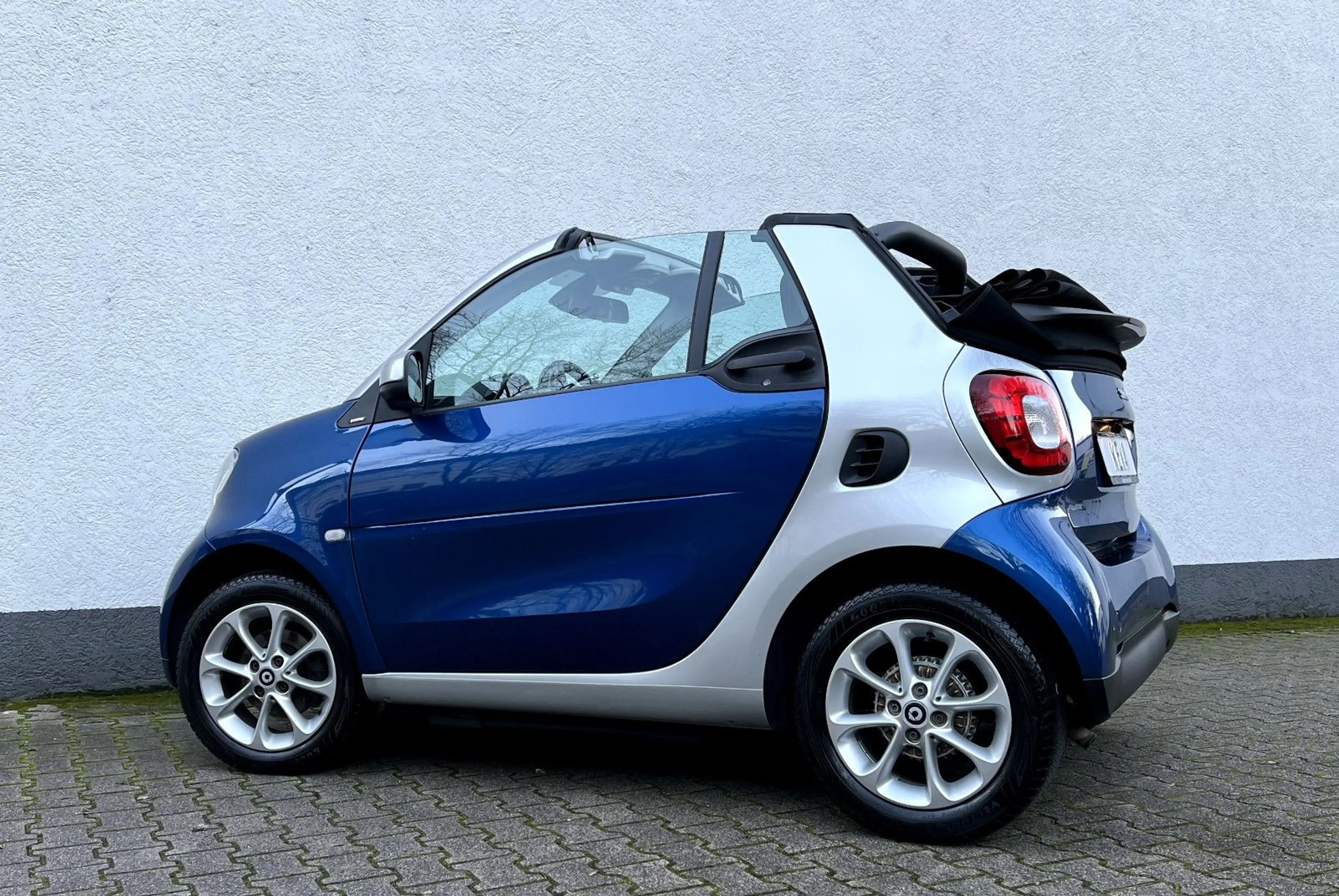 smart forTwo Cabrio TURBO DCT MIDNIGHT BLUE & SILVER TOP! — photo 3