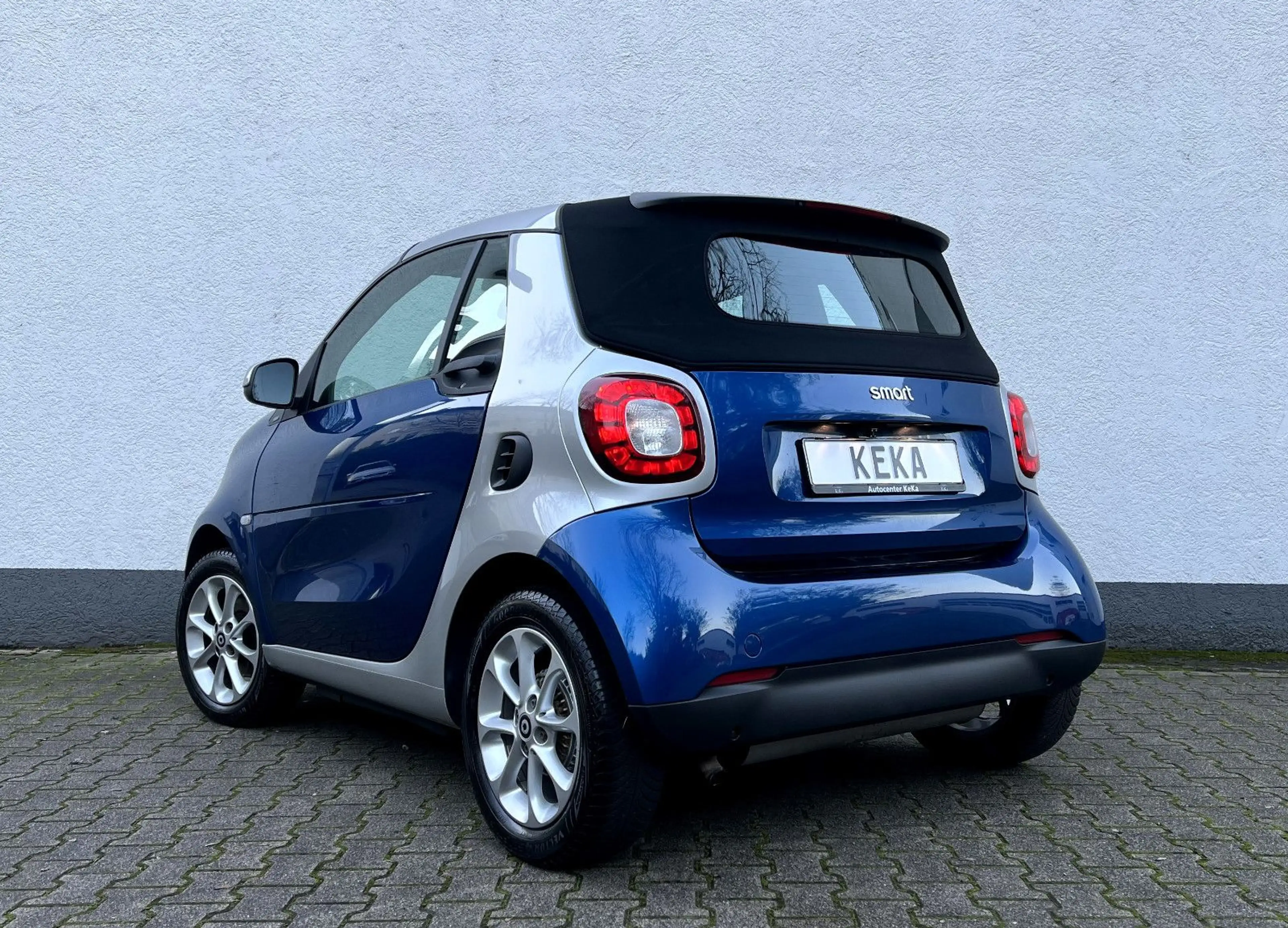smart forTwo Cabrio TURBO DCT MIDNIGHT BLUE & SILVER TOP! — photo 2