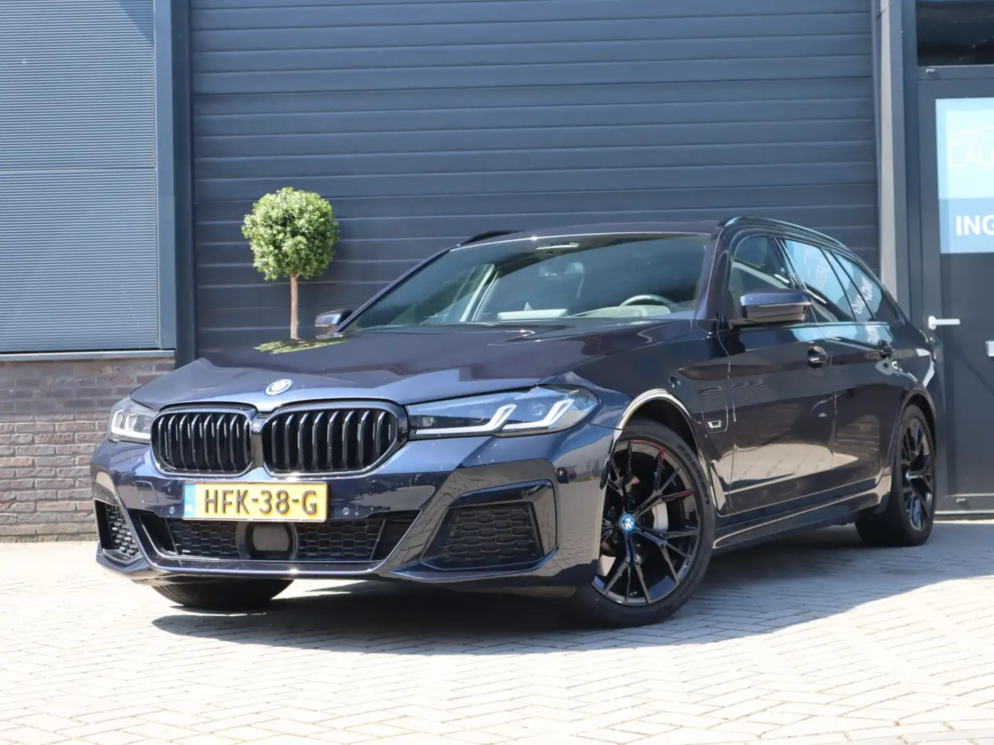 BMW 530 5-serie Touring 530e xDrive M Sport | Pano | Massa Zwart - 1