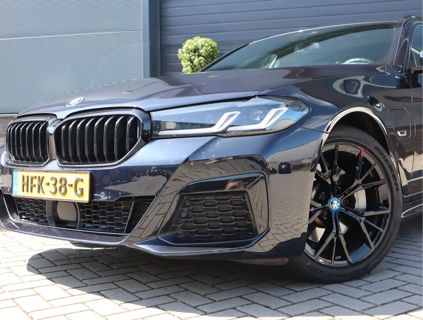 BMW 530 5-serie Touring 530e xDrive M Sport | Pano | Massa Zwart - 2