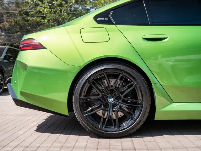BMW M5 view 9