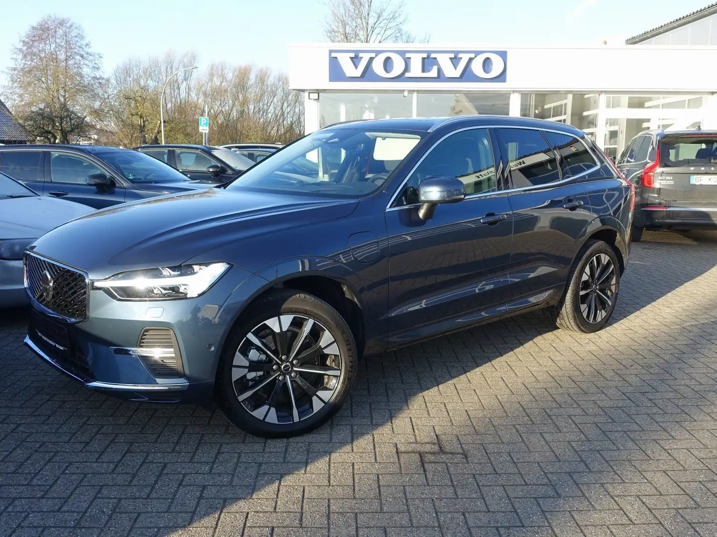 Volvo XC60 Ultra T8 AWD Plug-in Hybrid/B&W/Pano/HeadUP Blau - 1