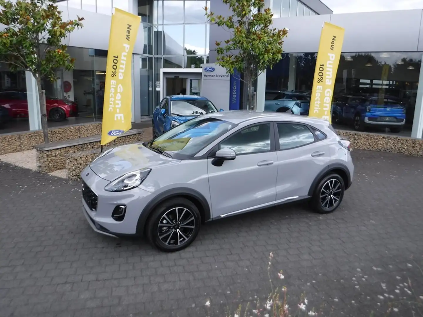 Ford Puma Ecoboost Titanium AUT Grijs - 1