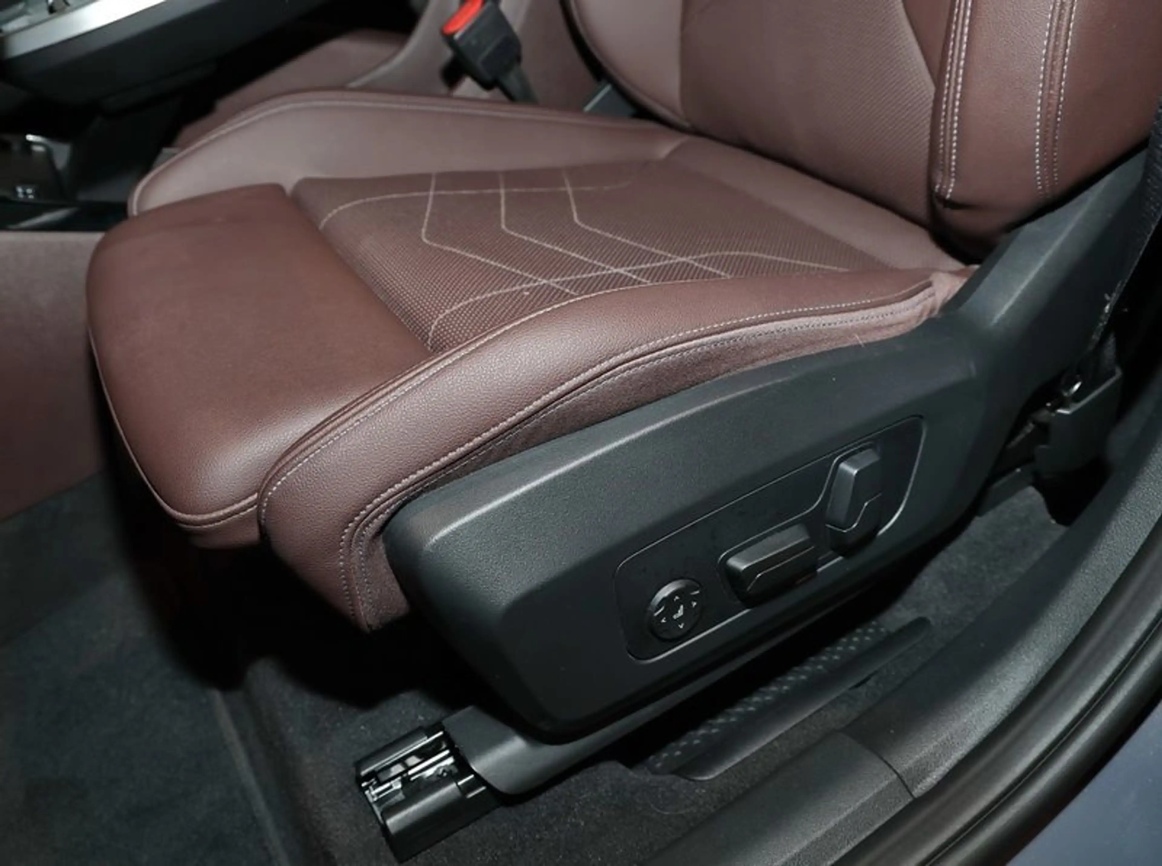 BMW 223 i Active Tourer — photo 11