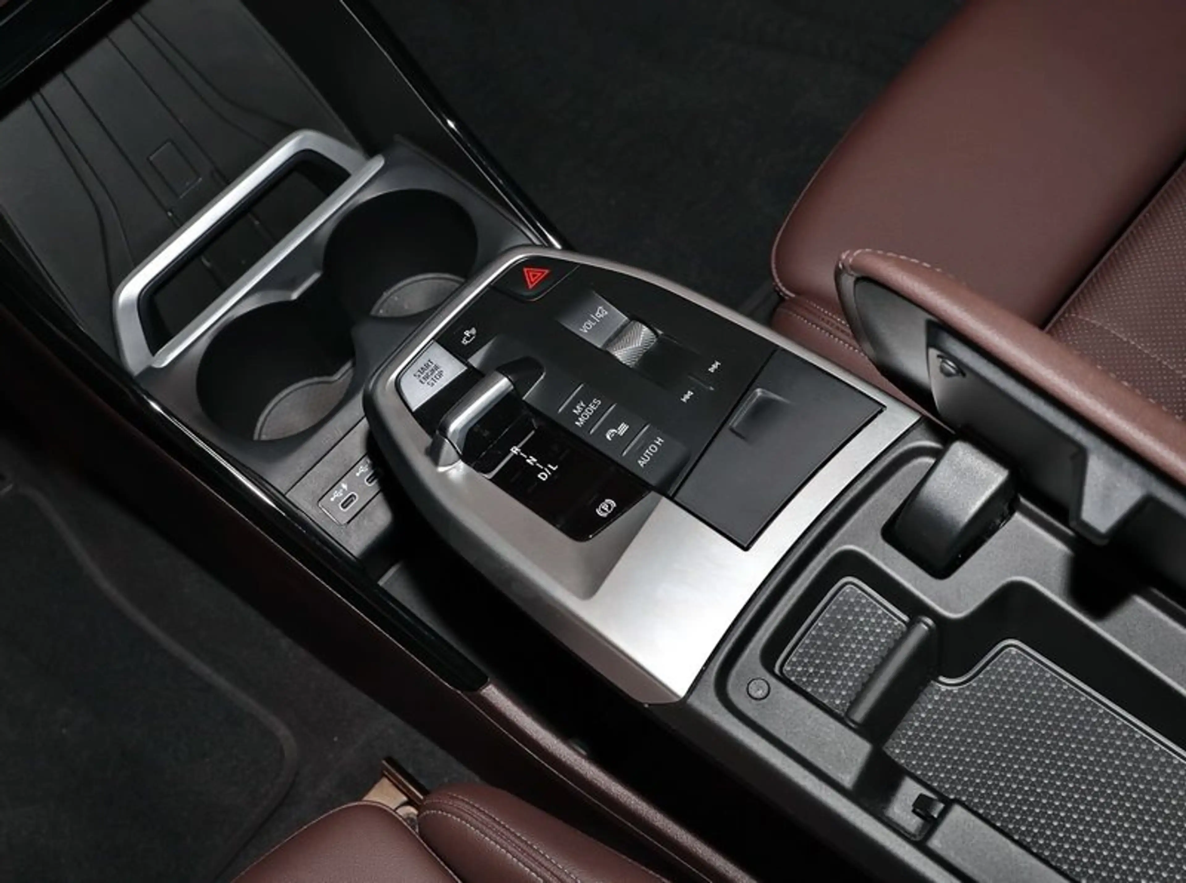 BMW 223 i Active Tourer — photo 8