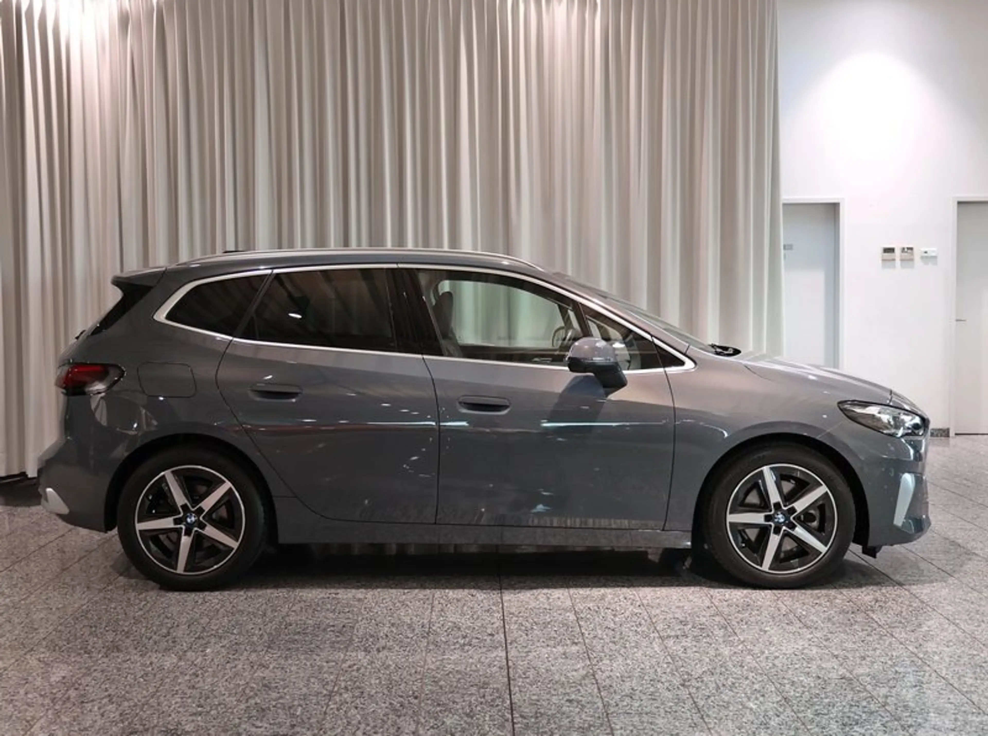BMW 223 i Active Tourer — photo 2