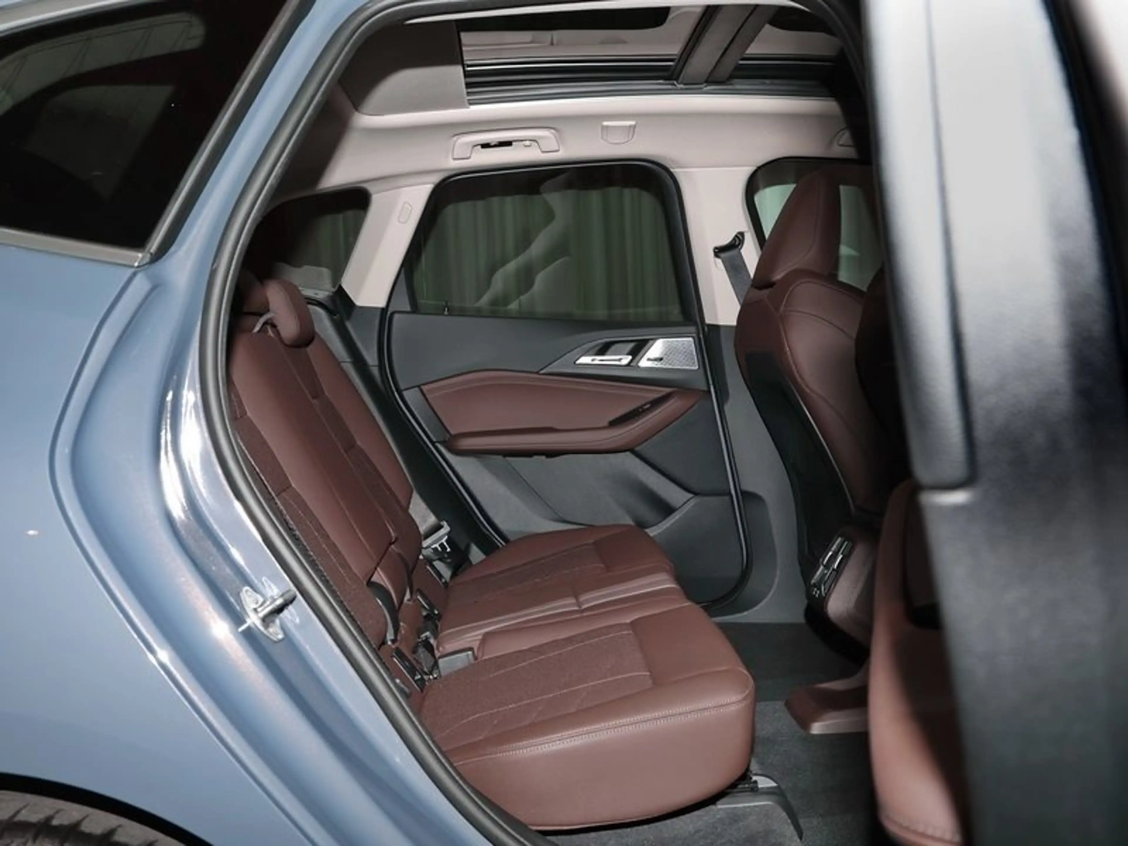 BMW 223 i Active Tourer — photo 13
