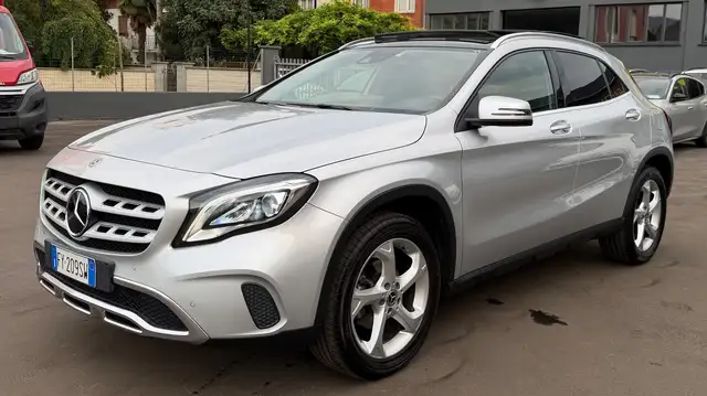 Mercedes-Benz Gla view 3