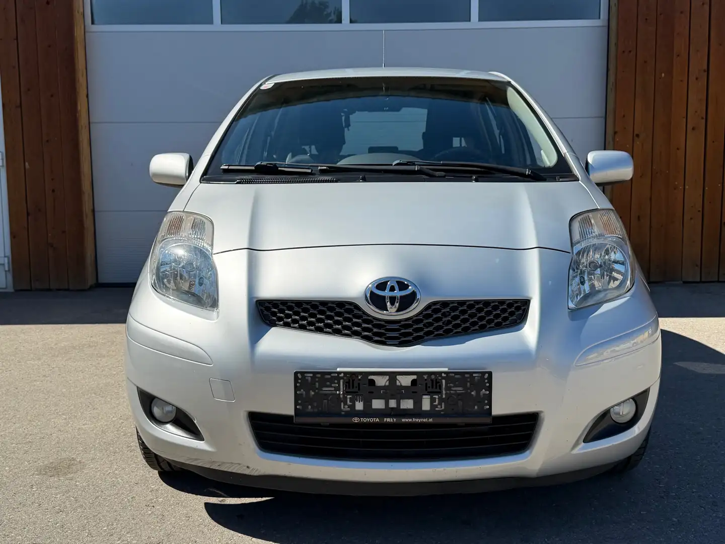 Toyota Yaris Yaris 1,0 VVT-i Grau - 2