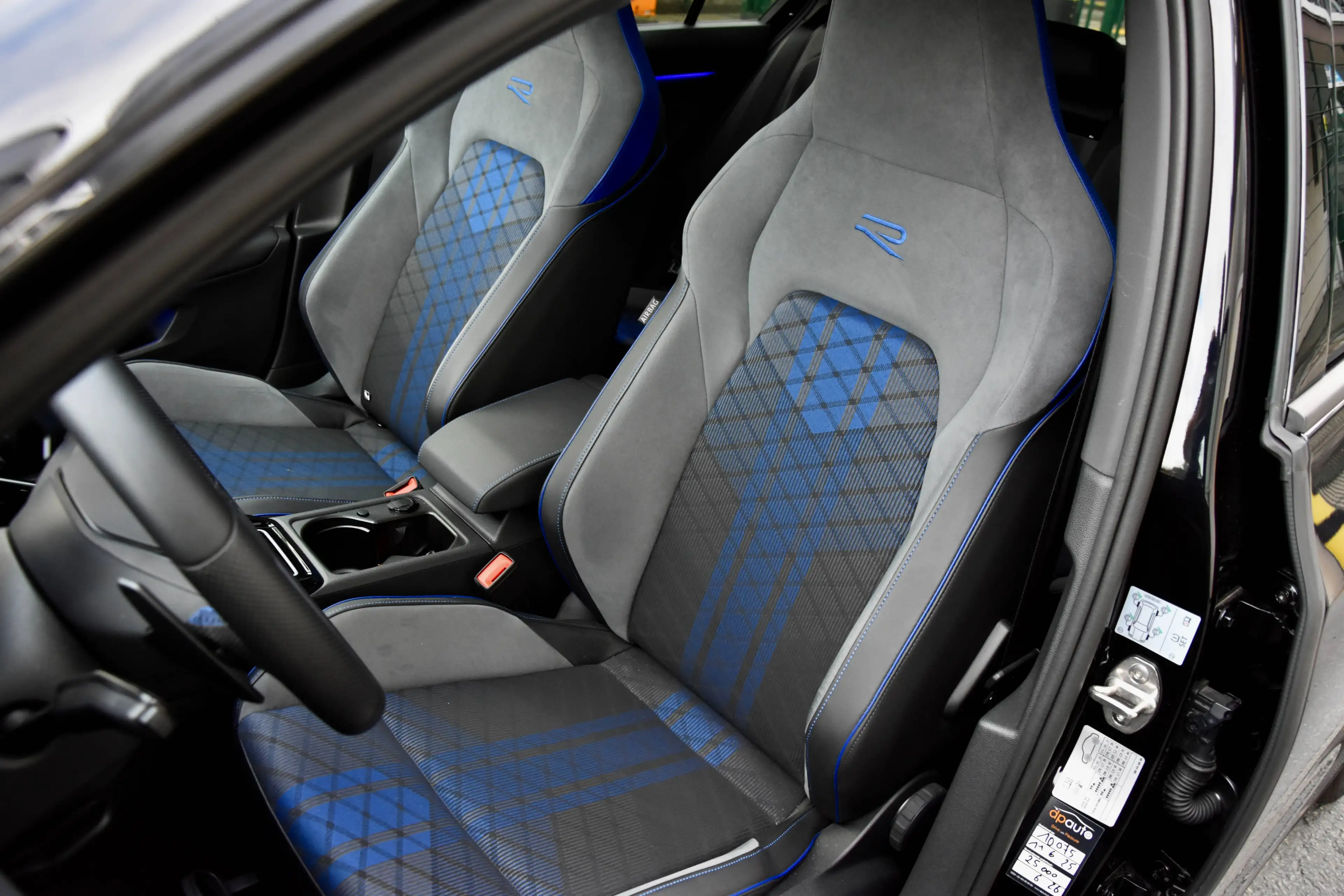 Volkswagen Golf R 4-Motion DSG ** 14 000Km (!)** NEW CAR — photo 5
