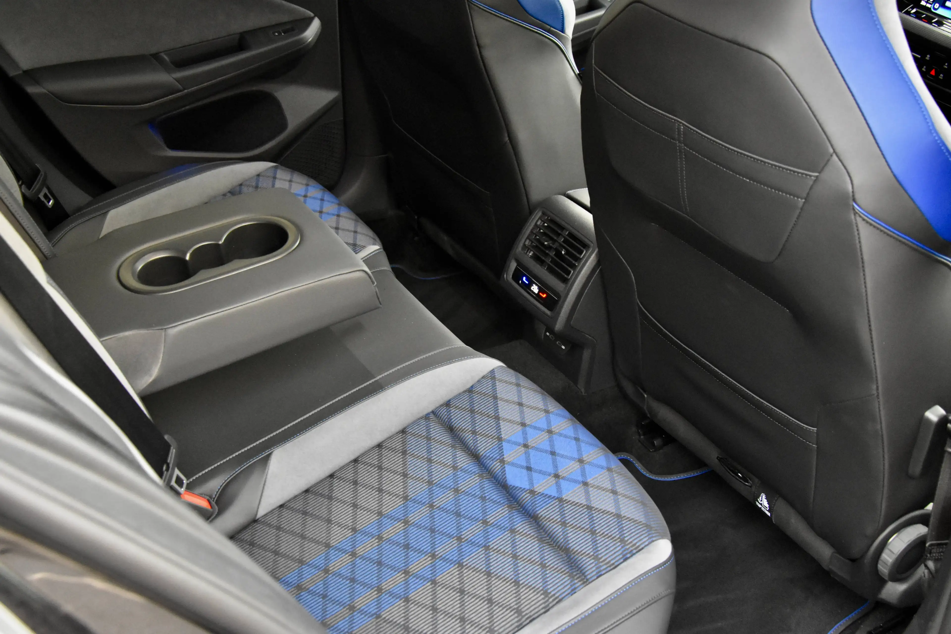 Volkswagen Golf R 4-Motion DSG ** 14 000Km (!)** NEW CAR — photo 9