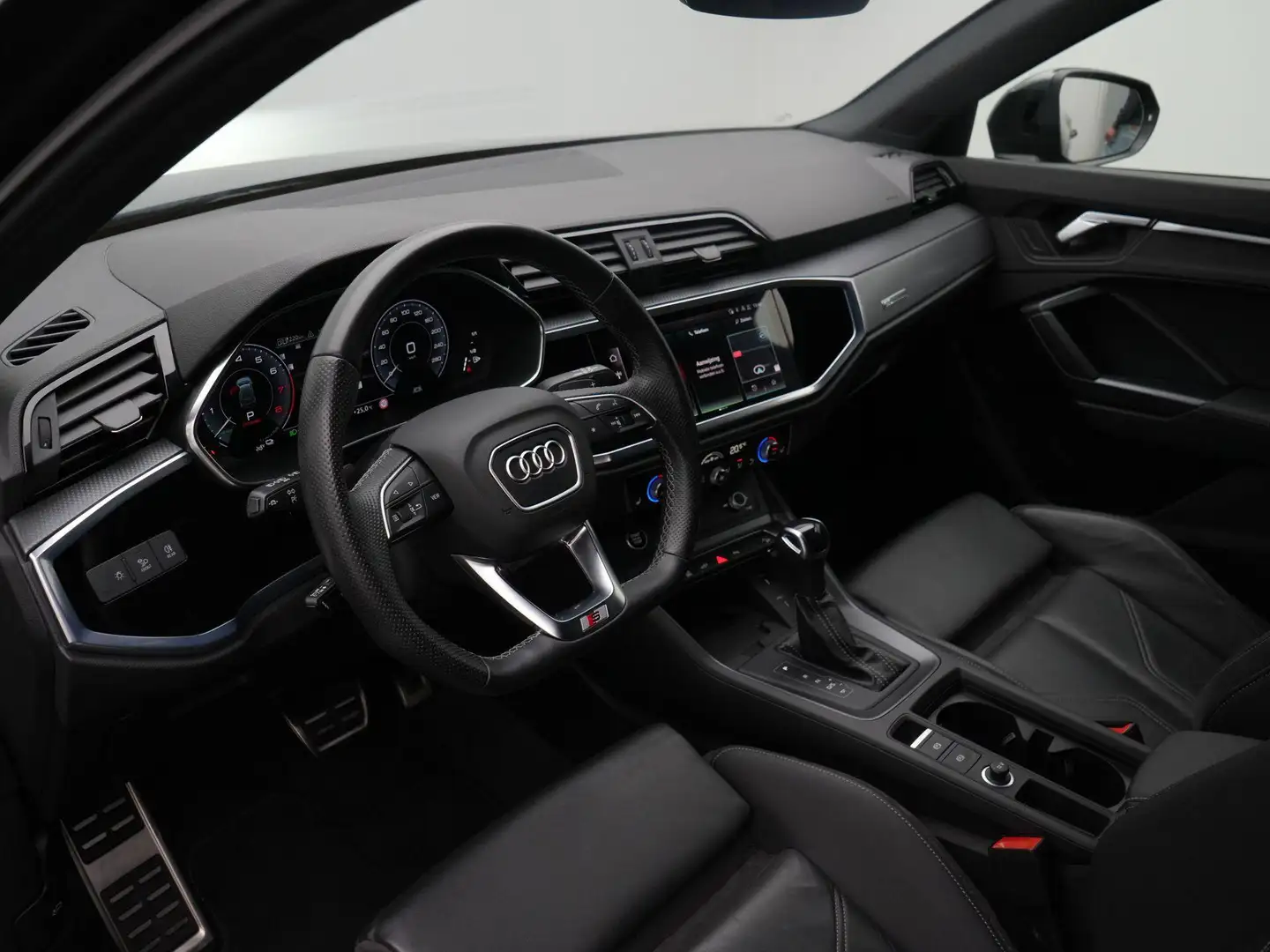 Audi Q3 45 TFSI e 245 pk S-tronic S edition | Panoramadak Grijs - 2