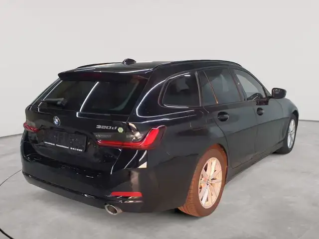 BMW 3 Series view 4