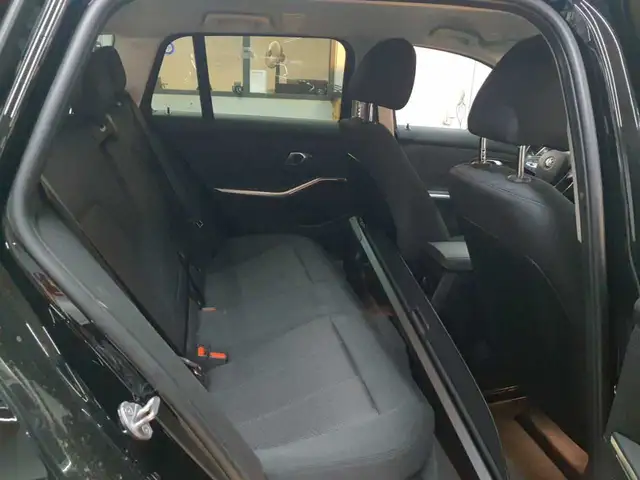 BMW 3 Series view 14