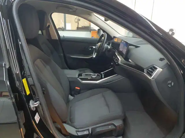 BMW 3 Series view 8