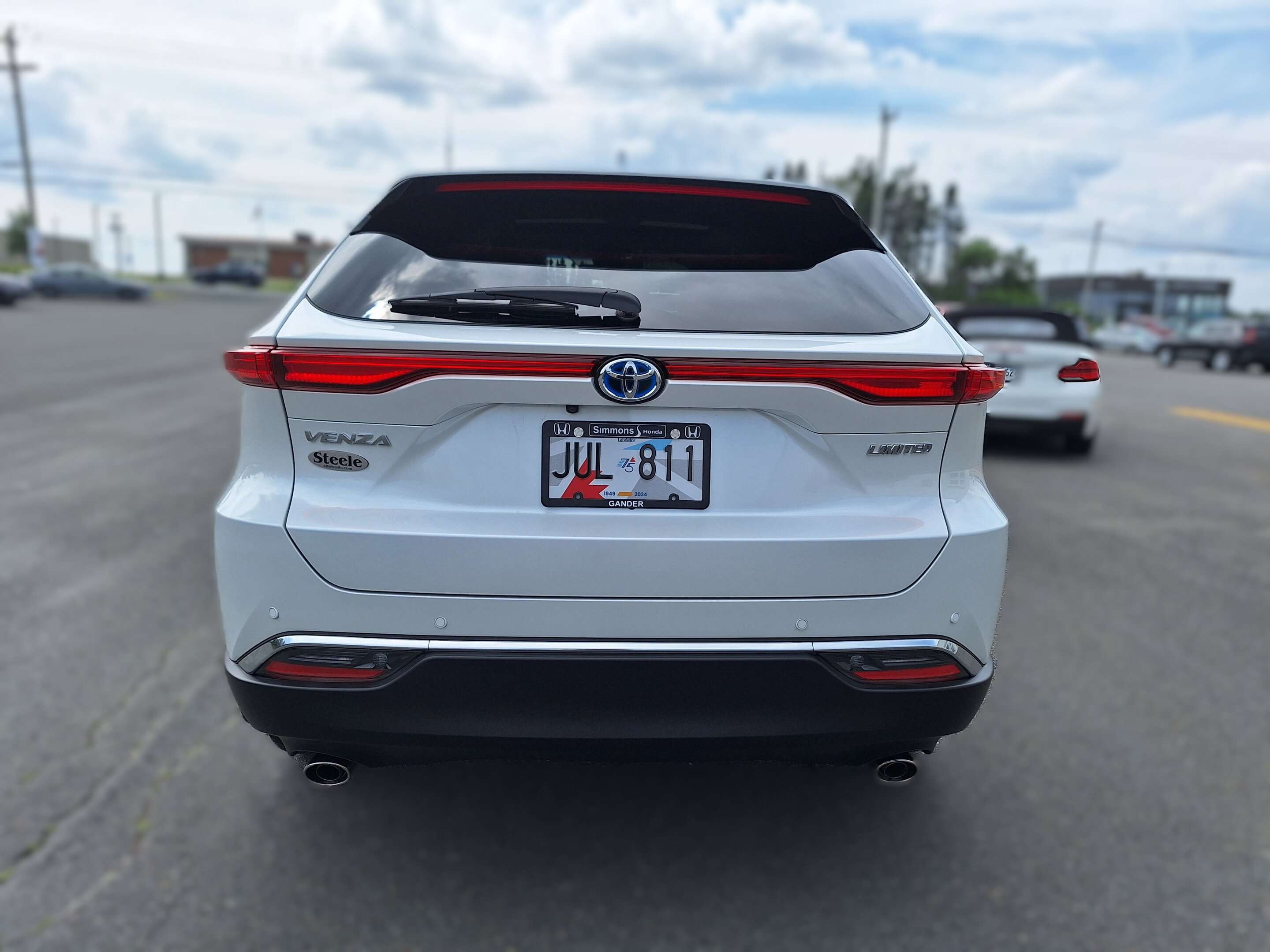 2024 Toyota Venza LE — photo 1