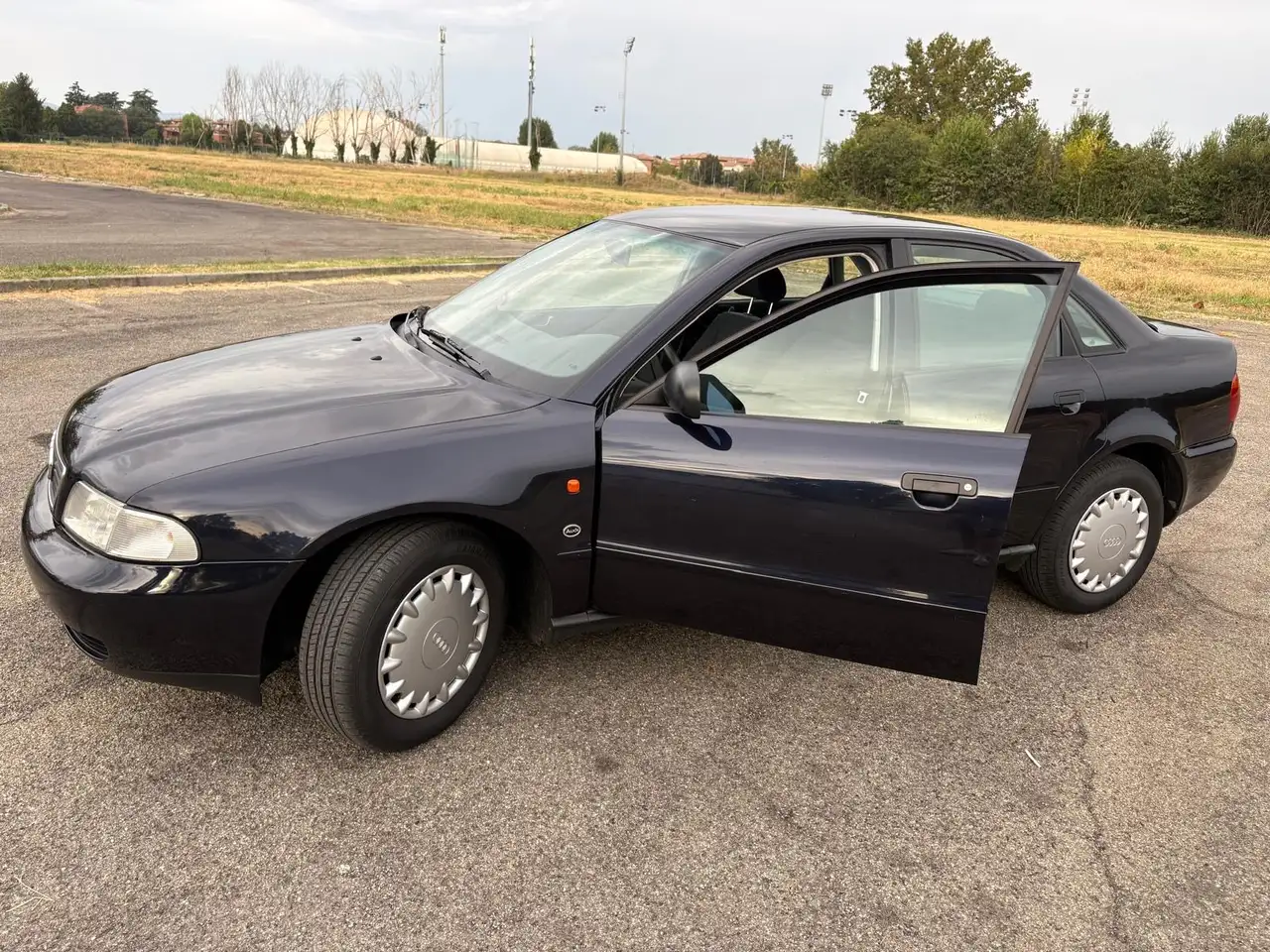 Audi A4 1.6, foto 1