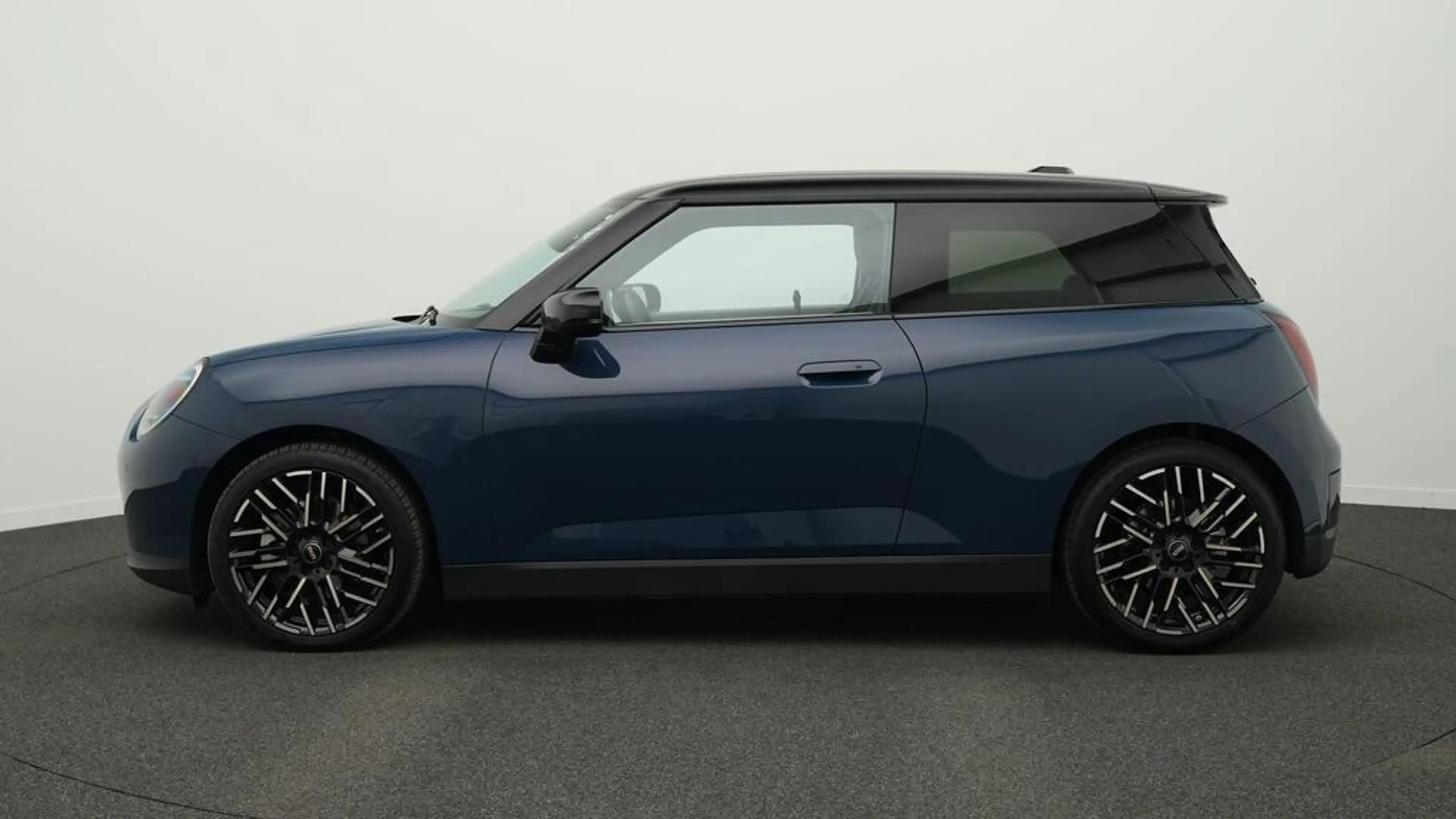 MINI Cooper E Favoured Trim — photo 3