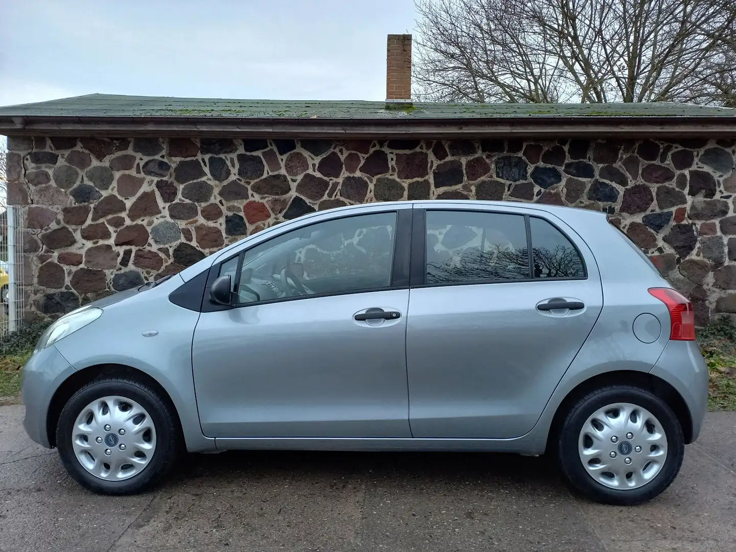 Toyota Yaris - 1 Hand- Klima- Tüv neu Silber - 2
