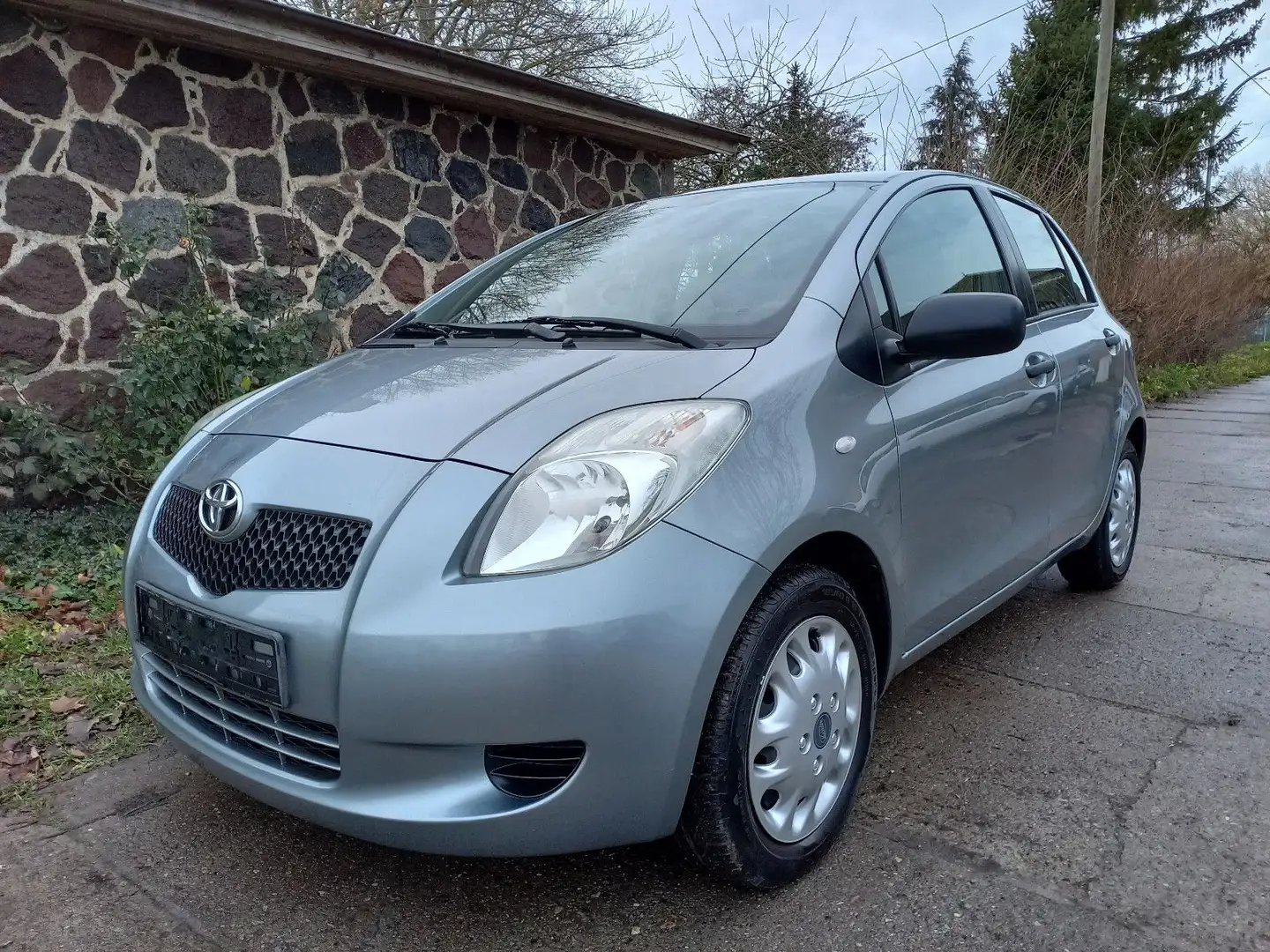 Toyota Yaris - 1 Hand- Klima- Tüv neu Silber - 1