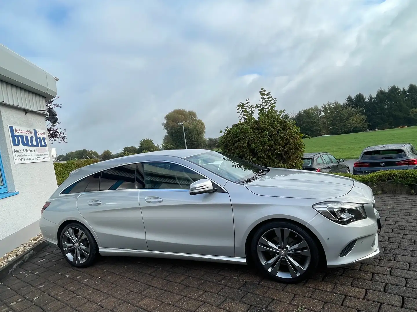 Mercedes-Benz CLA 200 Shooting Brake Urban LED Sportsitze Navi 18" Gris - 2