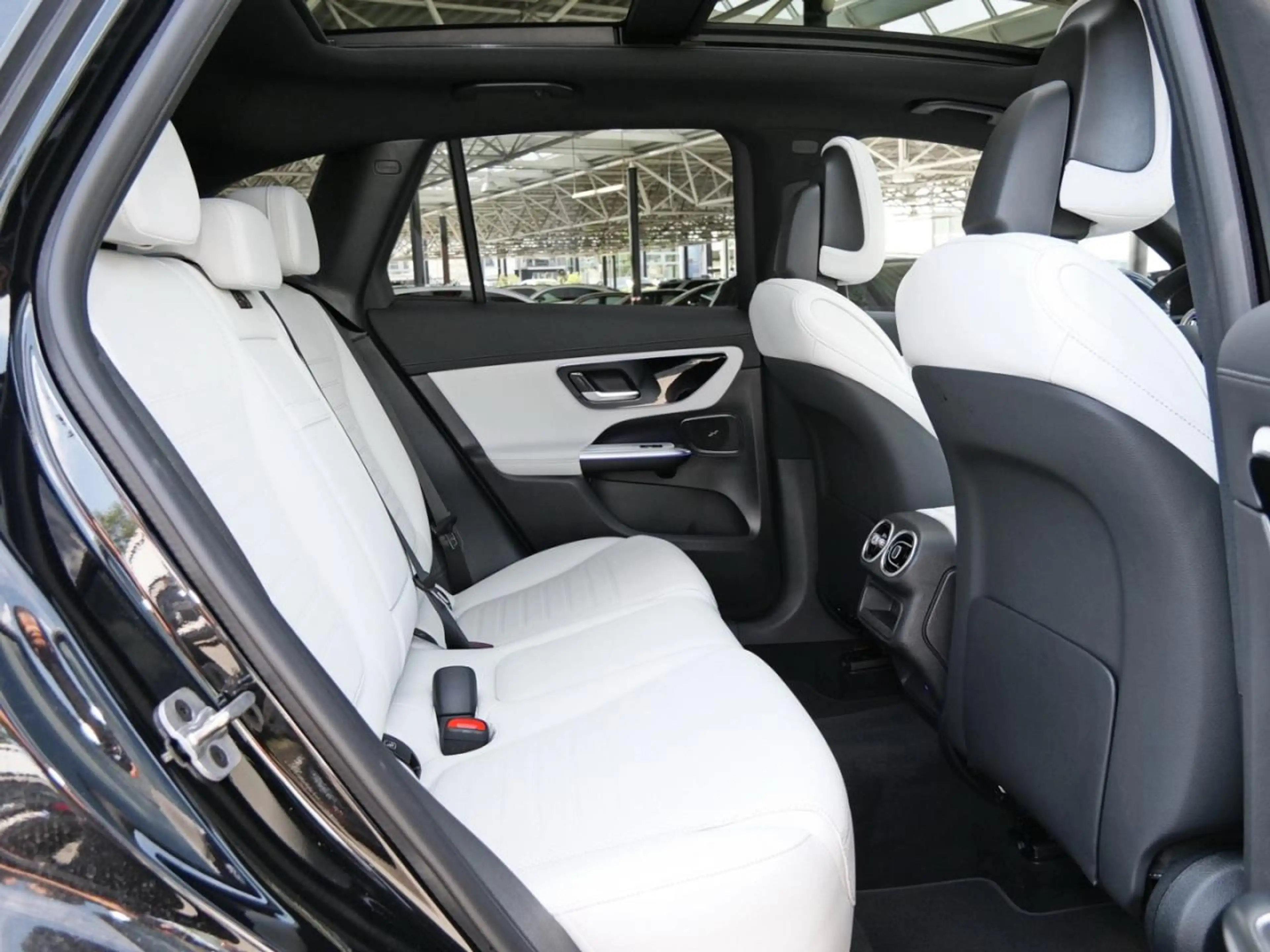 Mercedes-Benz GLC 220 d 4MATIC AMG Distronic Panorama 360° AHK — photo 11