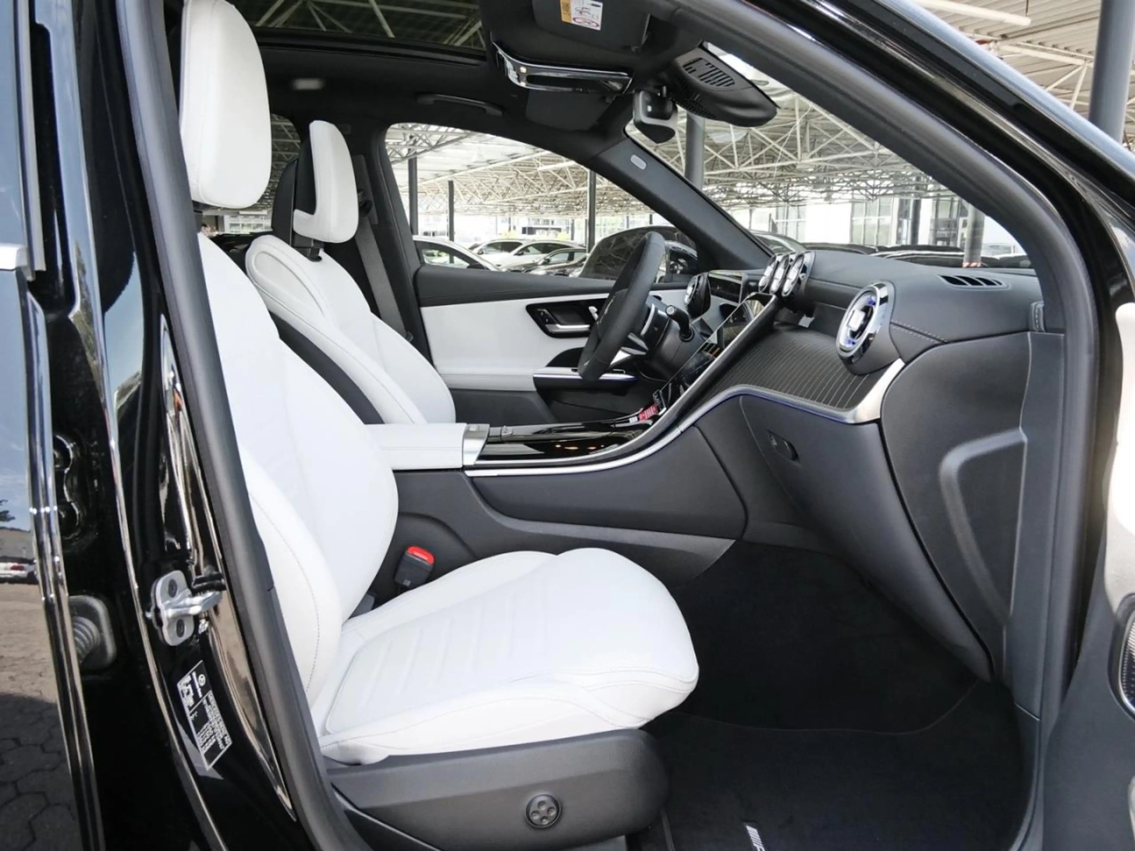 Mercedes-Benz GLC 220 d 4MATIC AMG Distronic Panorama 360° AHK — photo 9