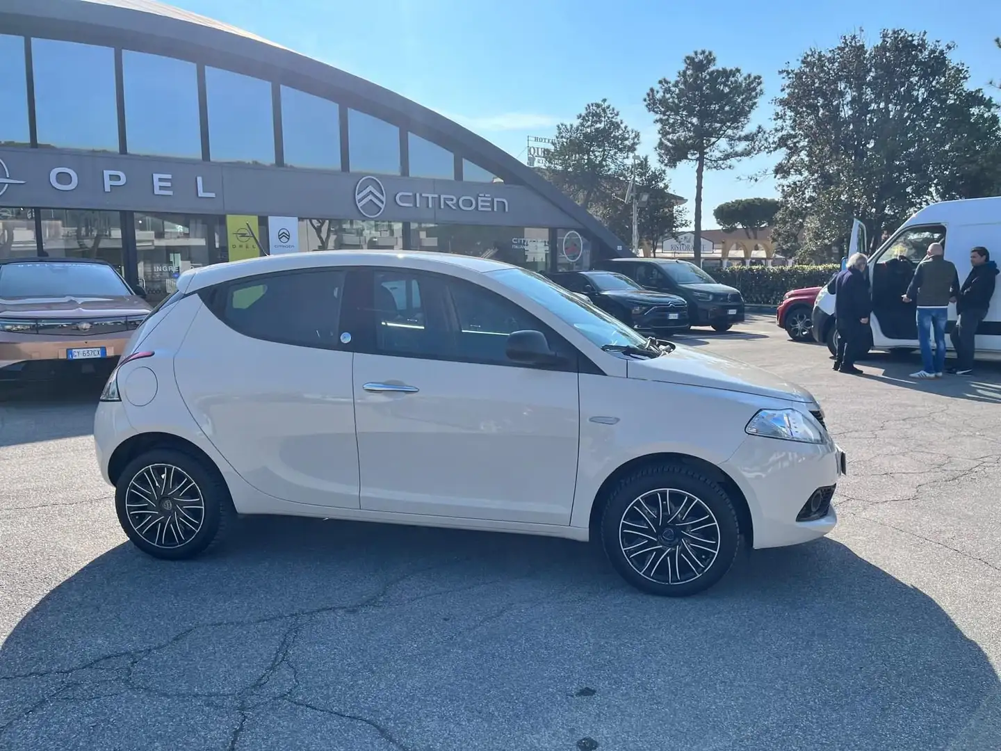 Lancia Ypsilon 1.2 69 CV 5 porte GPL Ecochic Gold Beige - 2