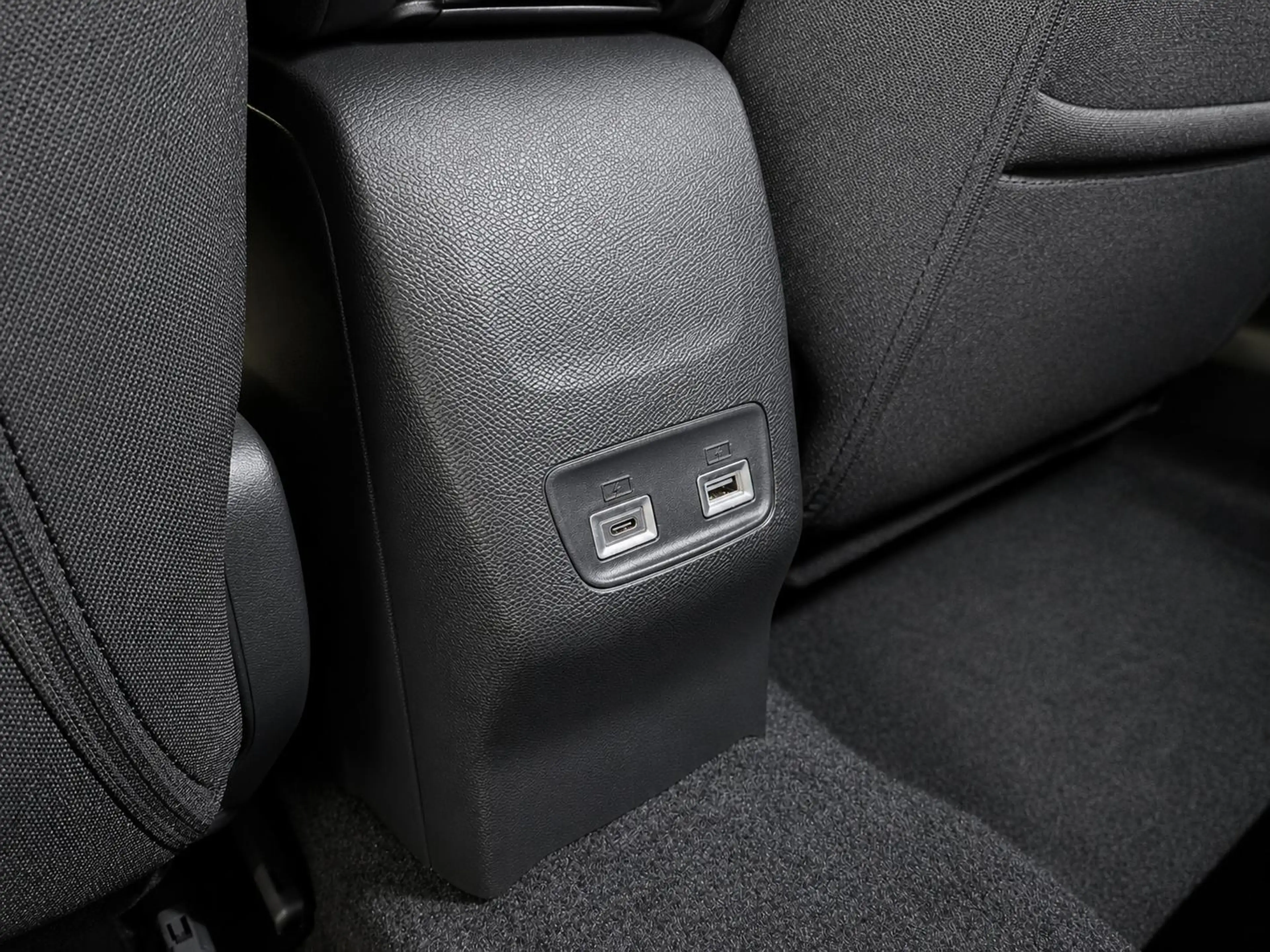Peugeot e-2008 EV Allure Pack 54 kWh Navigatie by Apple Carplay A — photo 13