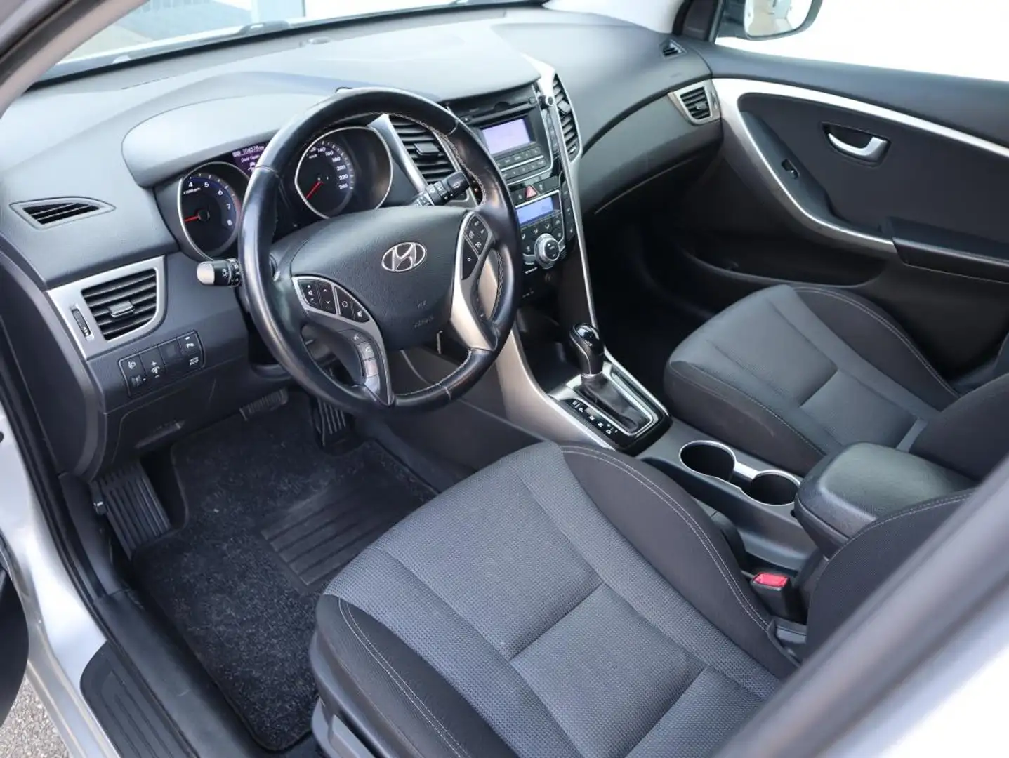 Hyundai i30 1.6 GDI Business Edition / Automaat / Cruise Contr Grijs - 2