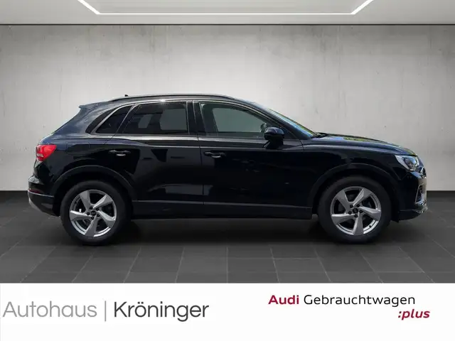 Audi Q3 view 4