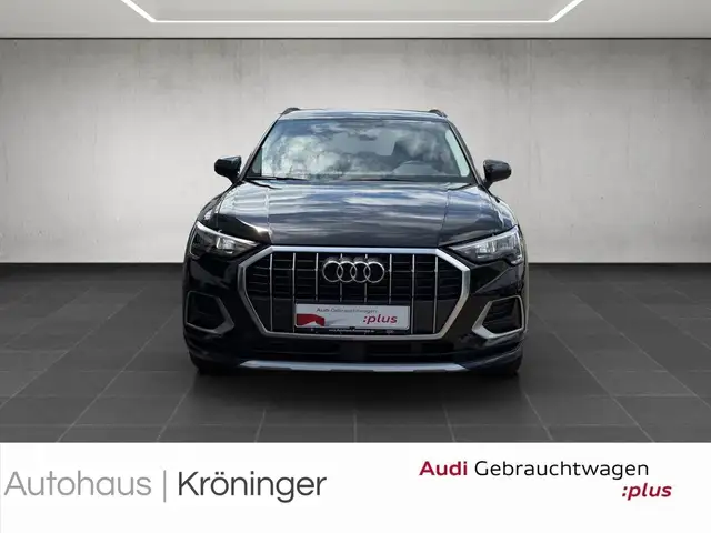 Audi Q3 view 5