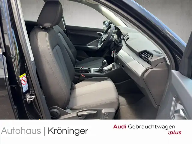 Audi Q3 view 9