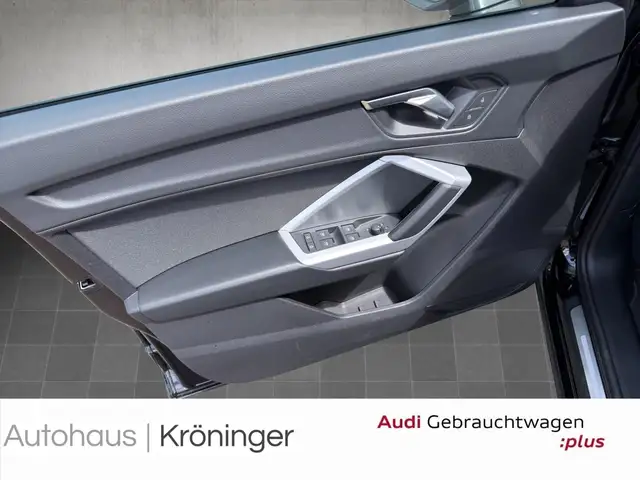 Audi Q3 view 8