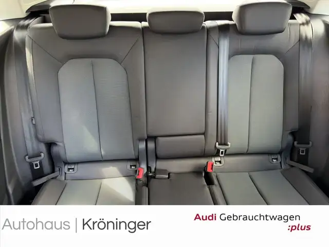 Audi Q3 view 10