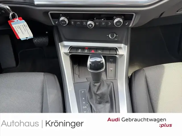 Audi Q3 view 14