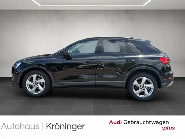 Audi Q3 view 3