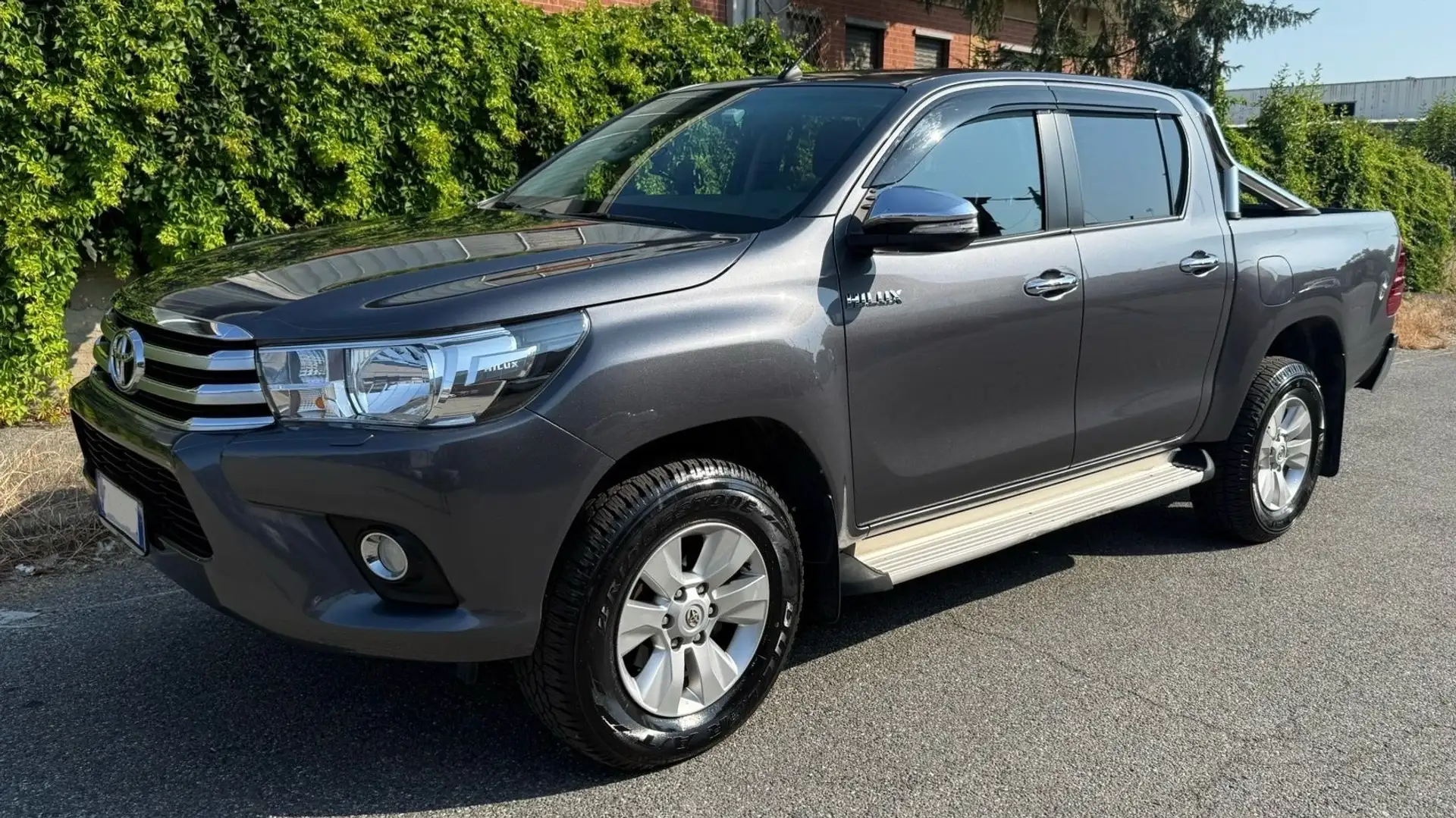 Toyota Hilux HiLux IV 20162.4 d-4d double cab Lounge 4wd auto Grigio - 1