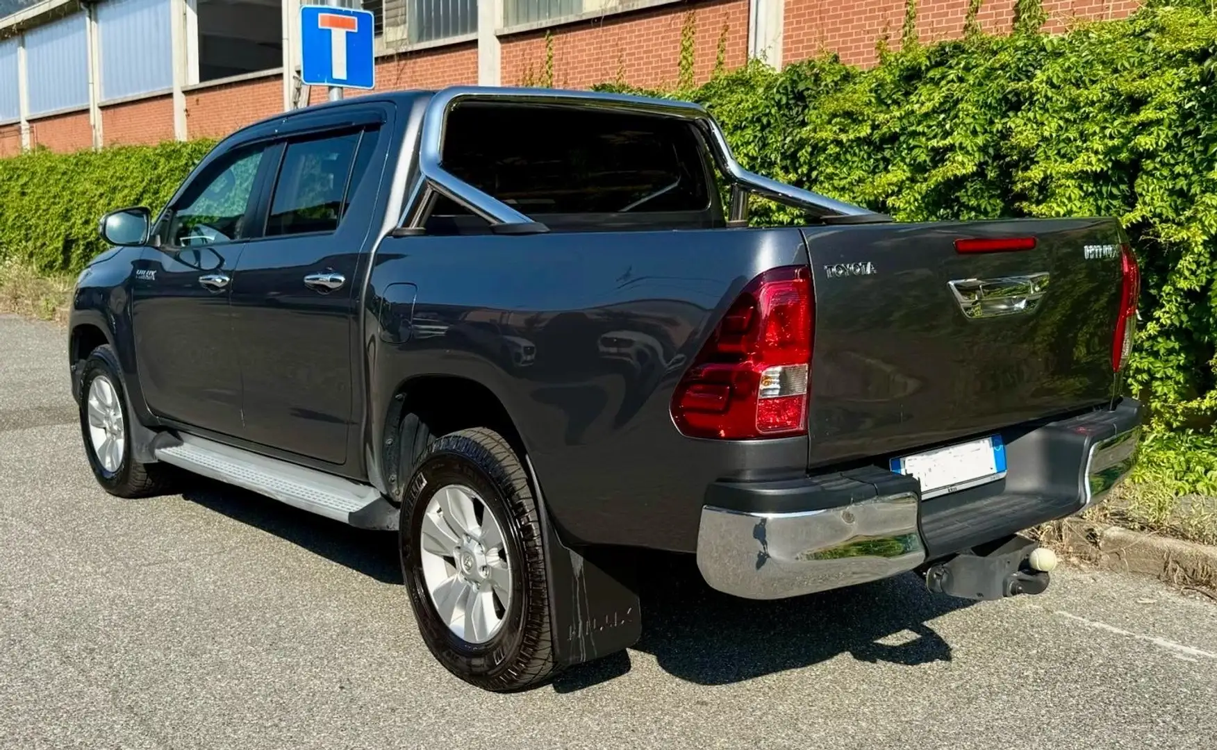 Toyota Hilux HiLux IV 20162.4 d-4d double cab Lounge 4wd auto Grigio - 2