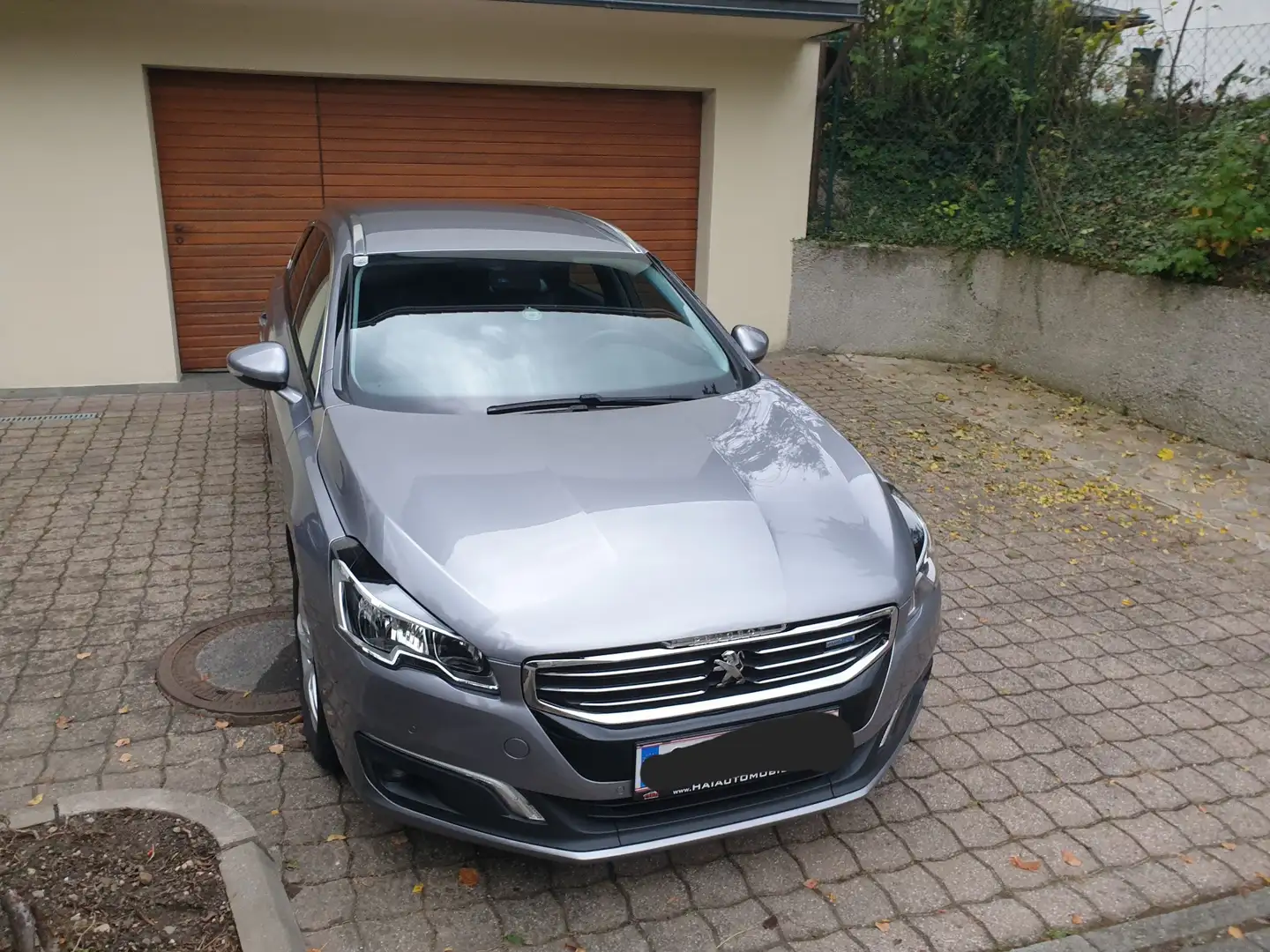 Peugeot 508 SW 1,6 BlueHDI 120 EAT6 S&S Active Grau - 1