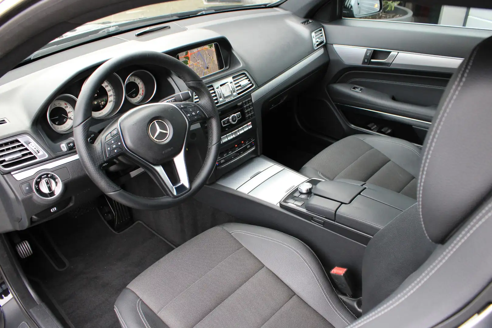 Mercedes-Benz E 200 Coupé CGI Aut Distronic | Stoelverwarming | Comand Schwarz - 2