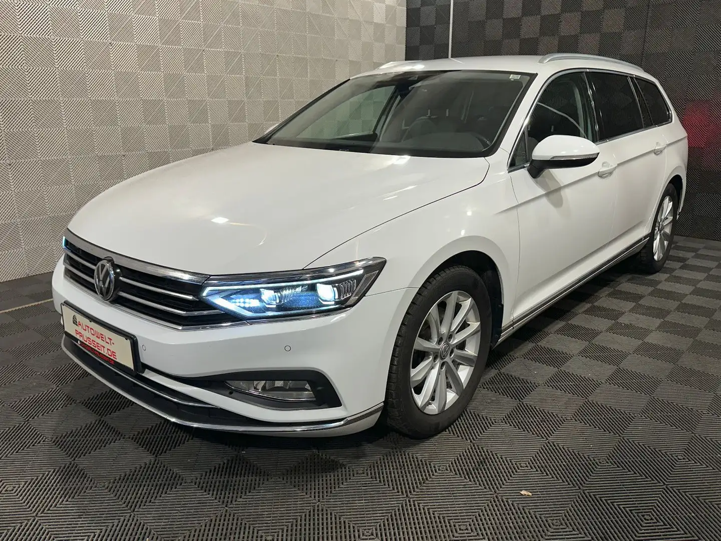 Volkswagen Passat Variant *ELEGANCE*MATRIX-ACC-AHK-R.KAM-SHZ Weiß - 2