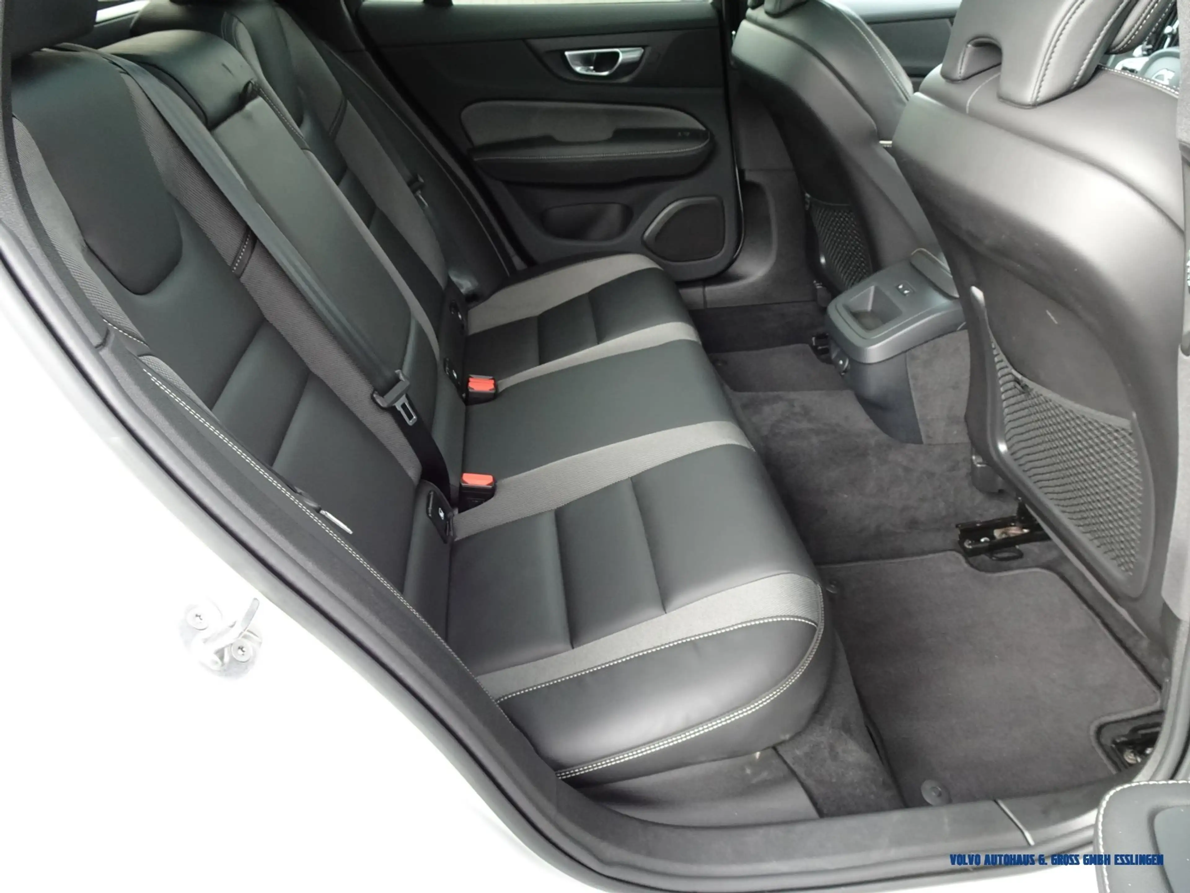 Volvo V60 Cross Country B4 AWD Geartronic Plus — photo 13
