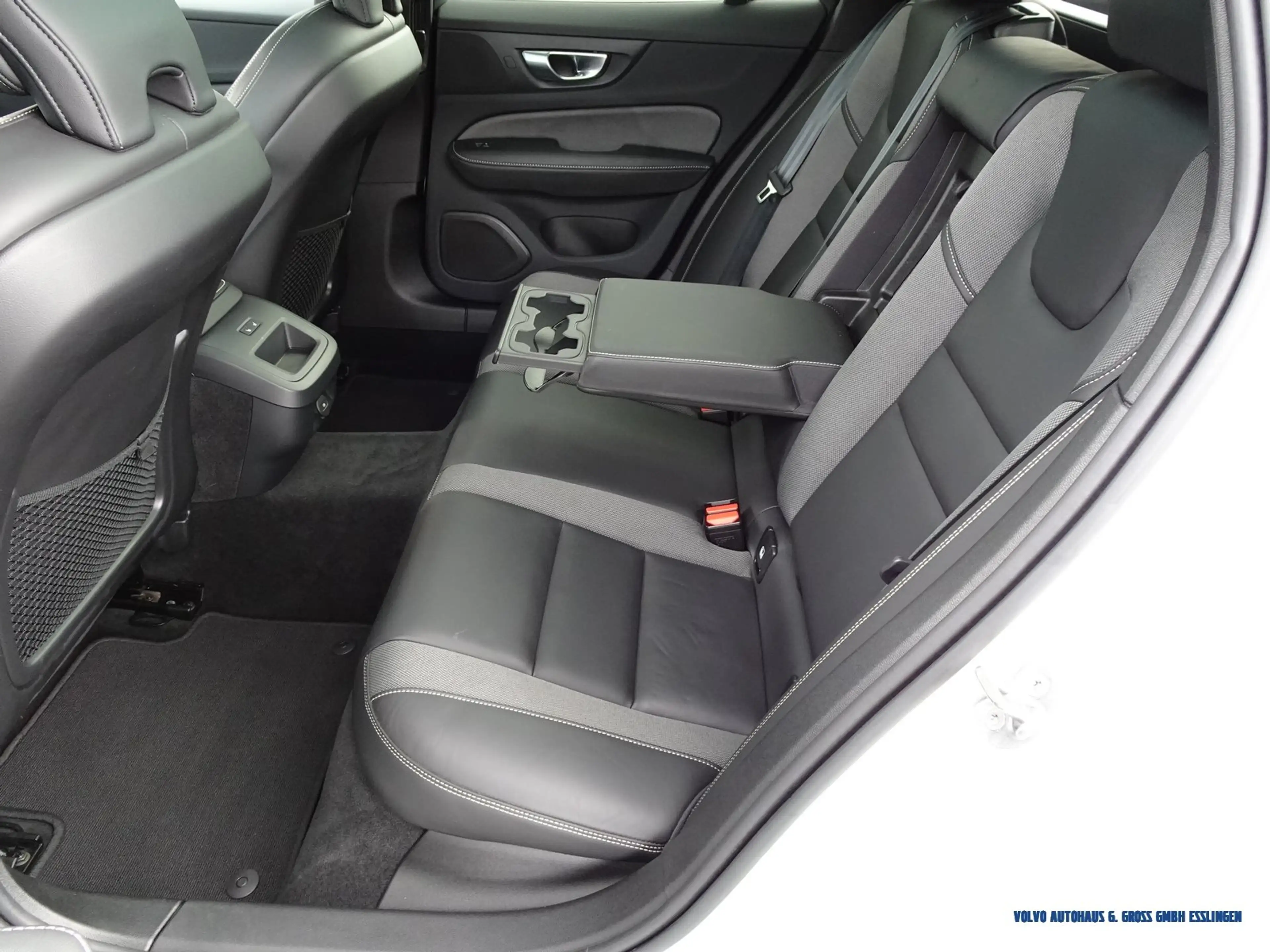 Volvo V60 Cross Country B4 AWD Geartronic Plus — photo 10