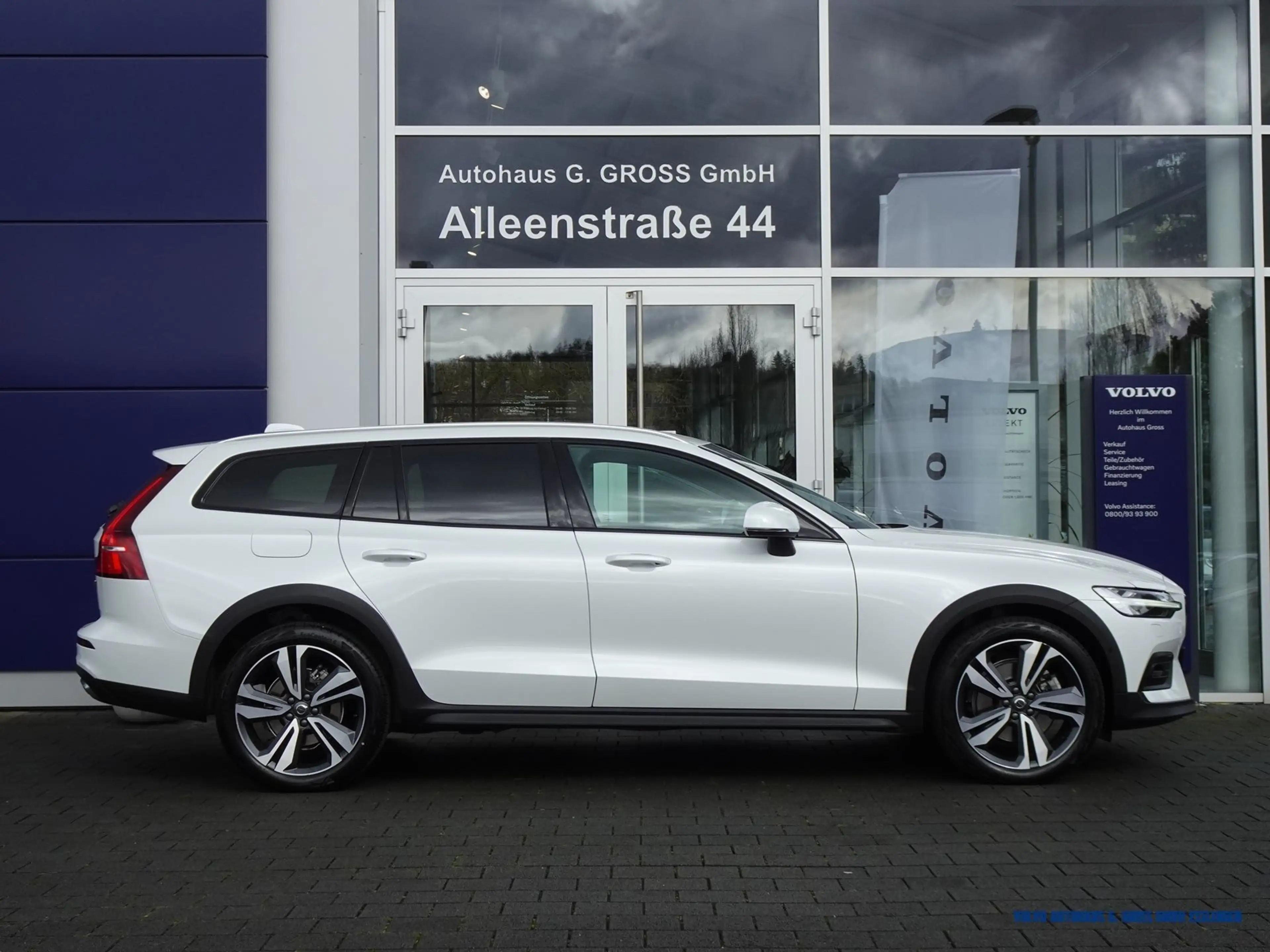 Volvo V60 Cross Country B4 AWD Geartronic Plus — photo 3