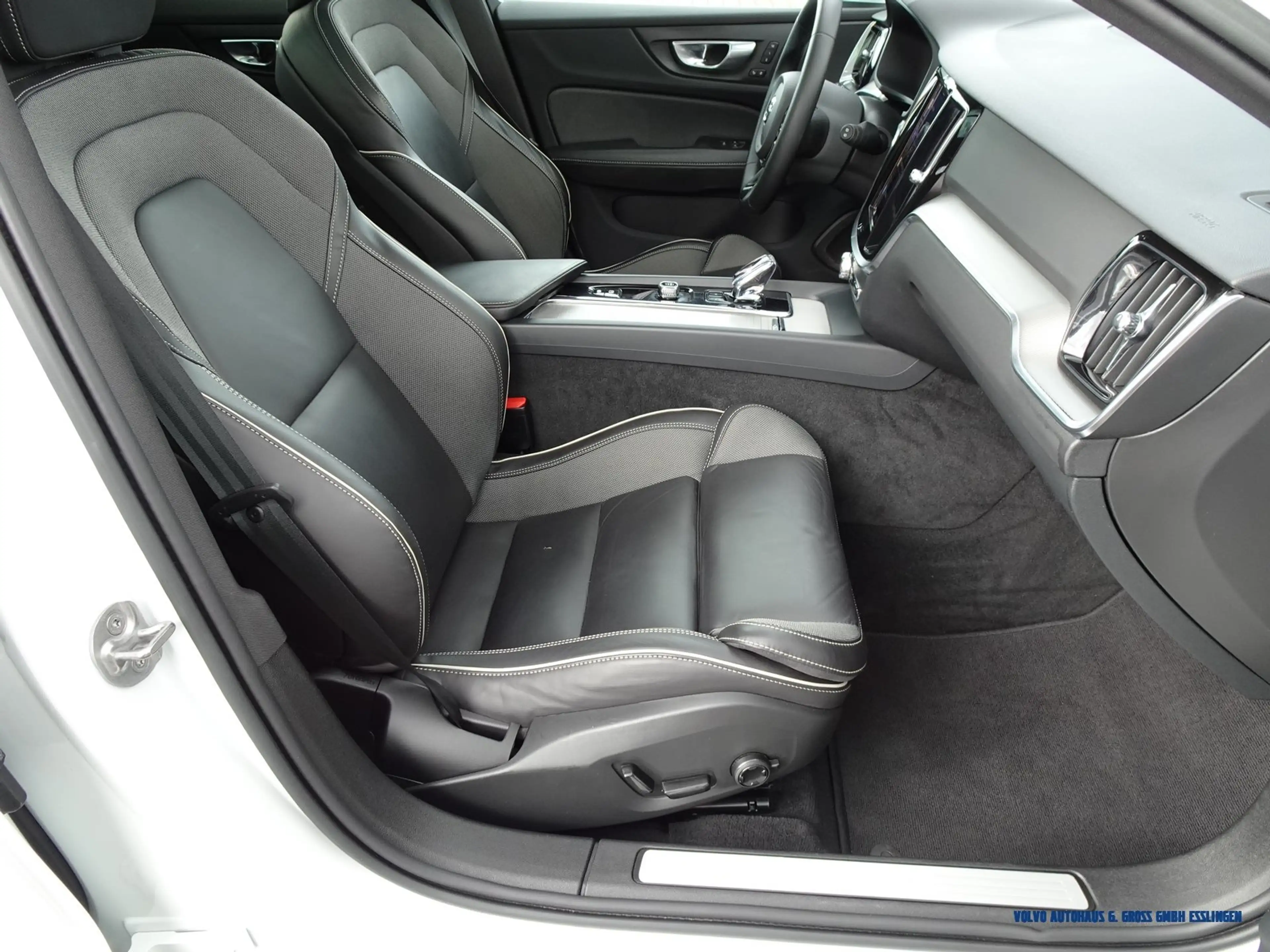 Volvo V60 Cross Country B4 AWD Geartronic Plus — photo 11