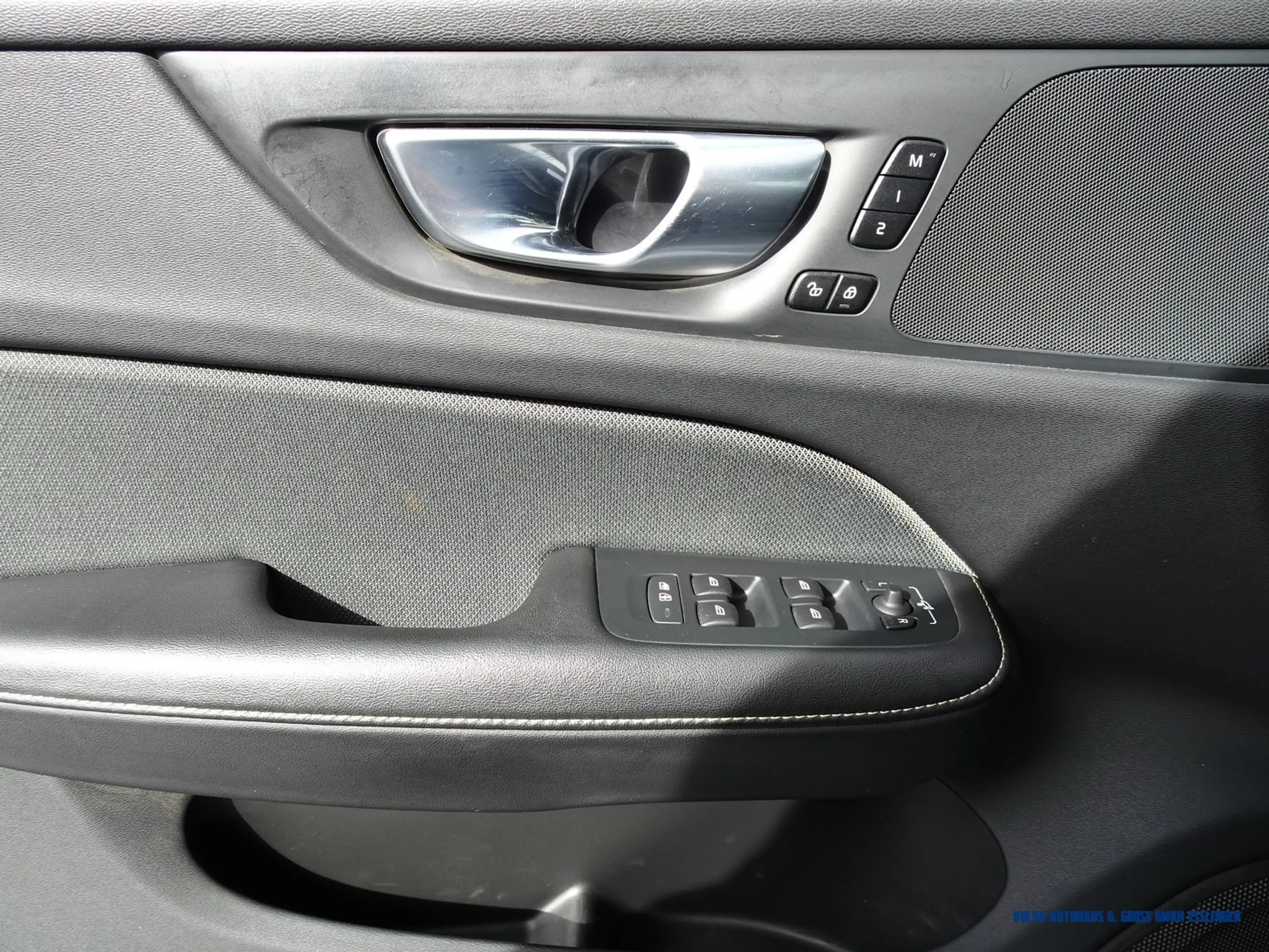 Volvo V60 Cross Country B4 AWD Geartronic Plus — photo 9